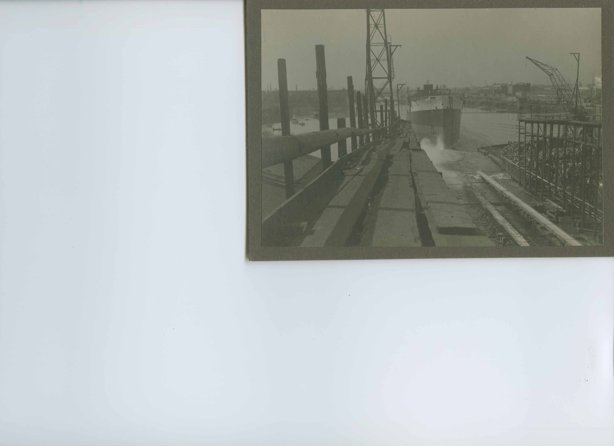S.5444(0527)04; Foto van de tewaterlating van het vrachtschip ss. Tjikarang; foto