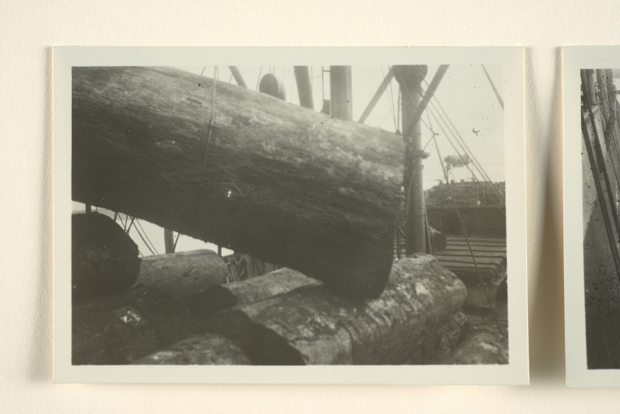 1996.0515; Foto's van het laden van tropisch hardhout aan boord van het vrachtschip ss. 'Rossum' van de Stoomvaart Maatschappij 'Oostzee' te Gabon (Afrika) [...]; fotoreportage