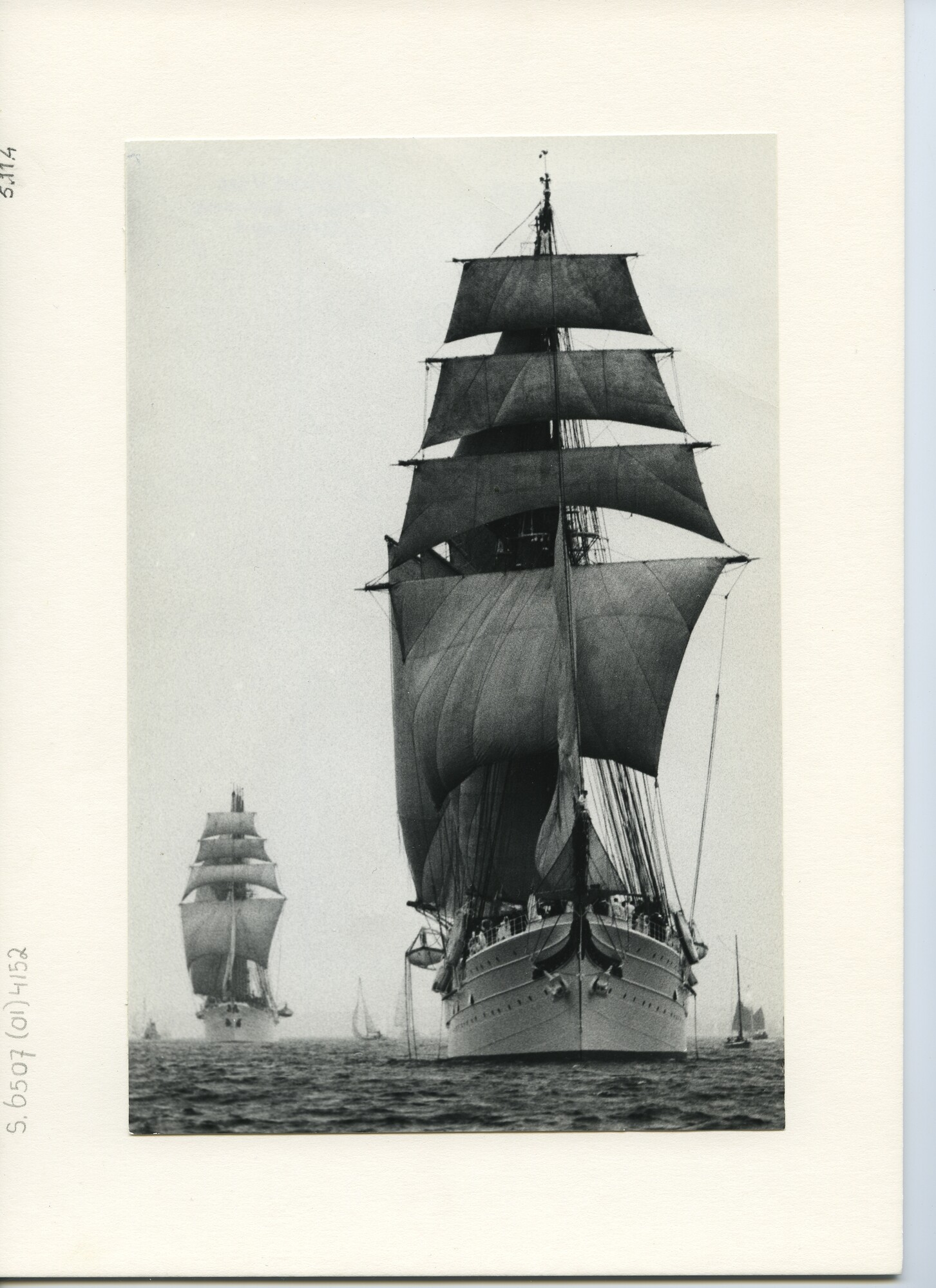 S.6507(01)4152; Foto van de Chileense stalen viermastbarkentijn Esmeralda en op de achtergrond haar zusterschip Juan Sebastian Foto van de Elcano; foto