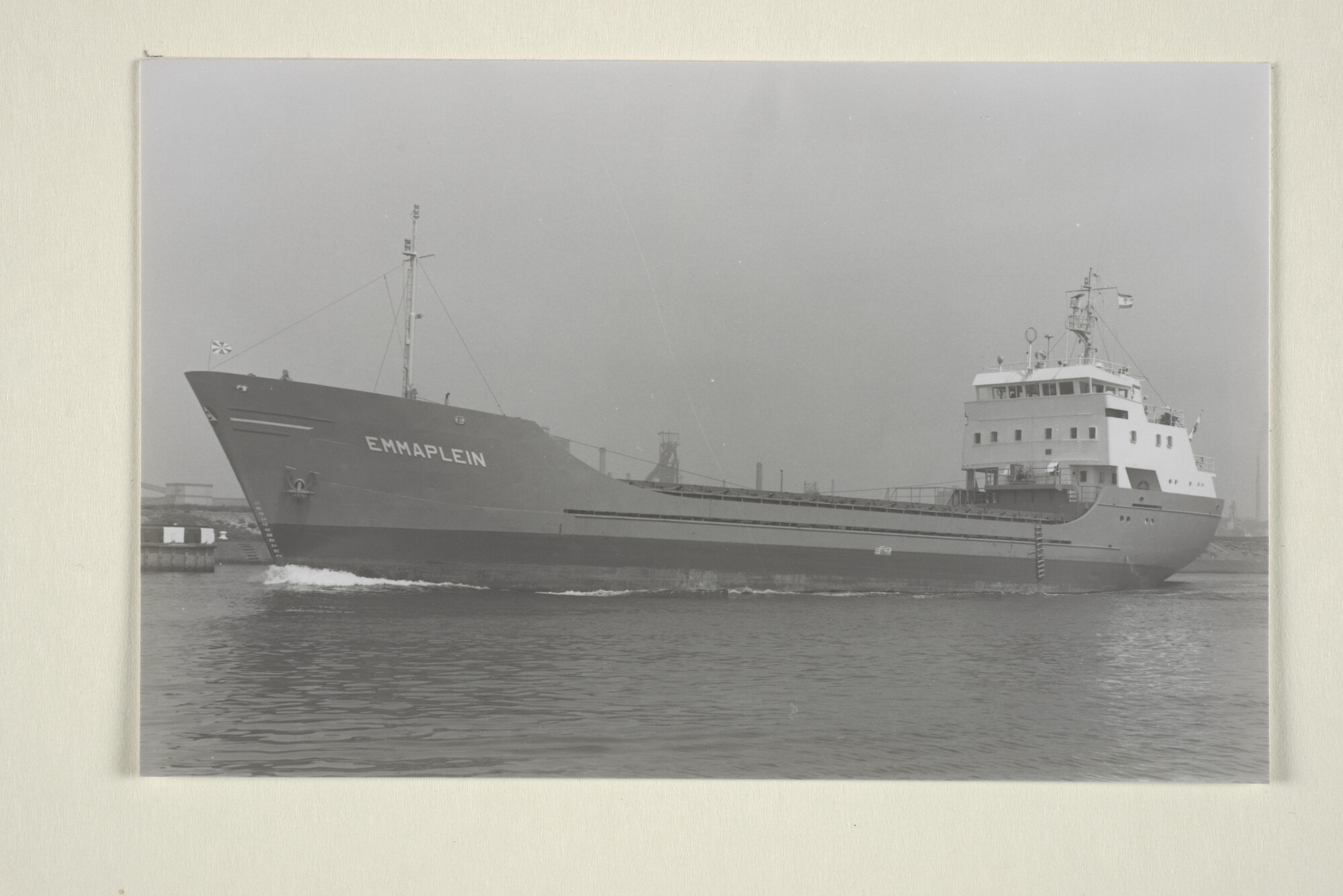 1998.1512; De coaster ms. Emmaplein van Carebeka Transport te Rotterdam [...]; foto