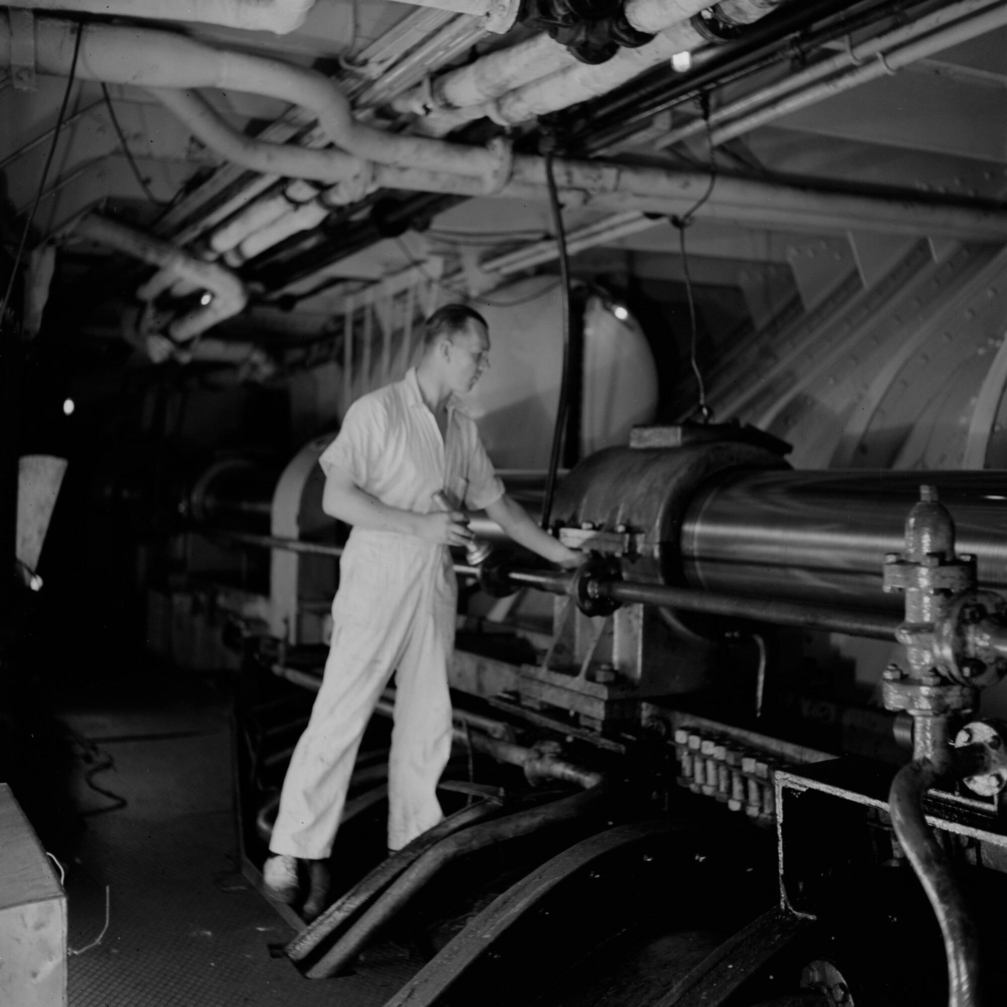 2015.1660; Negatief van een werktuigbouwkundige in de machinekamer van ms Johan van Oldenbarnevelt; negatief