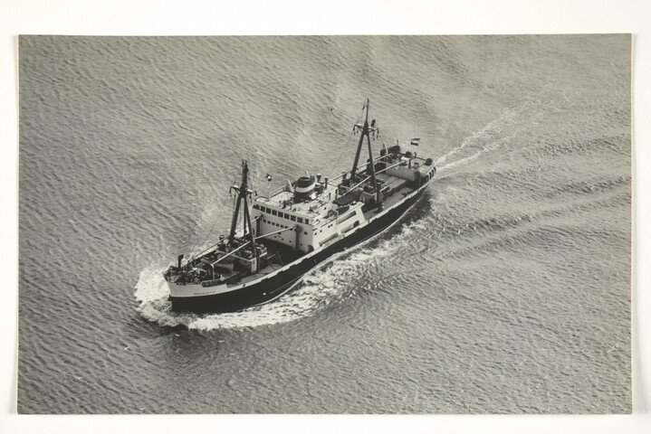 S.5219(12)0604; Foto van de proeftocht van het Finse (Laker) vrachtschip ms. 'Marquette' van de Cyprien Fabre Fraissinet te Marseilles, april 1953; foto