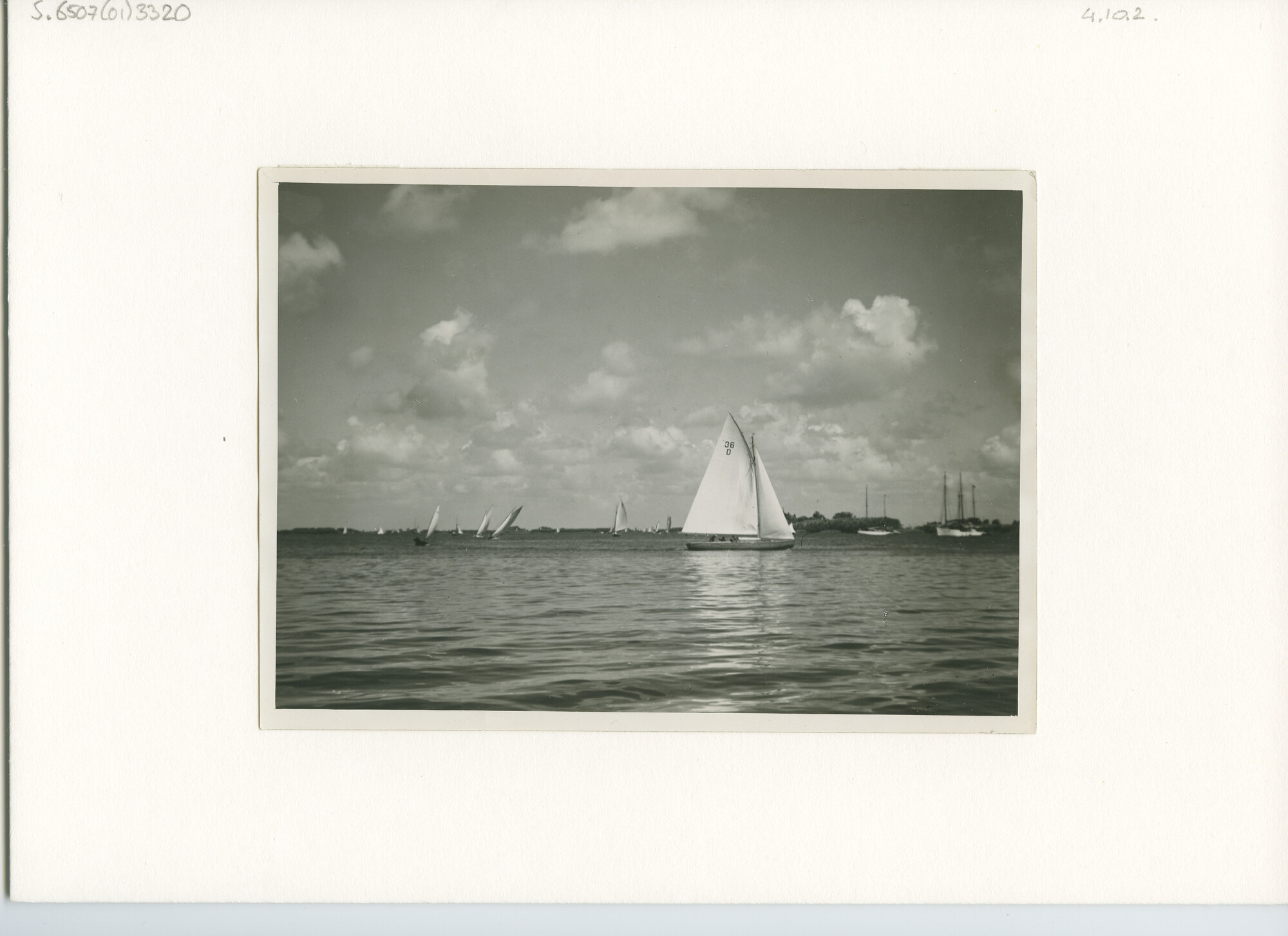 S.6507(01)3320; Het blankhouten gaffelgetuigd kajuitzeiljacht met zeilnummer 36 D op De Kaag; foto