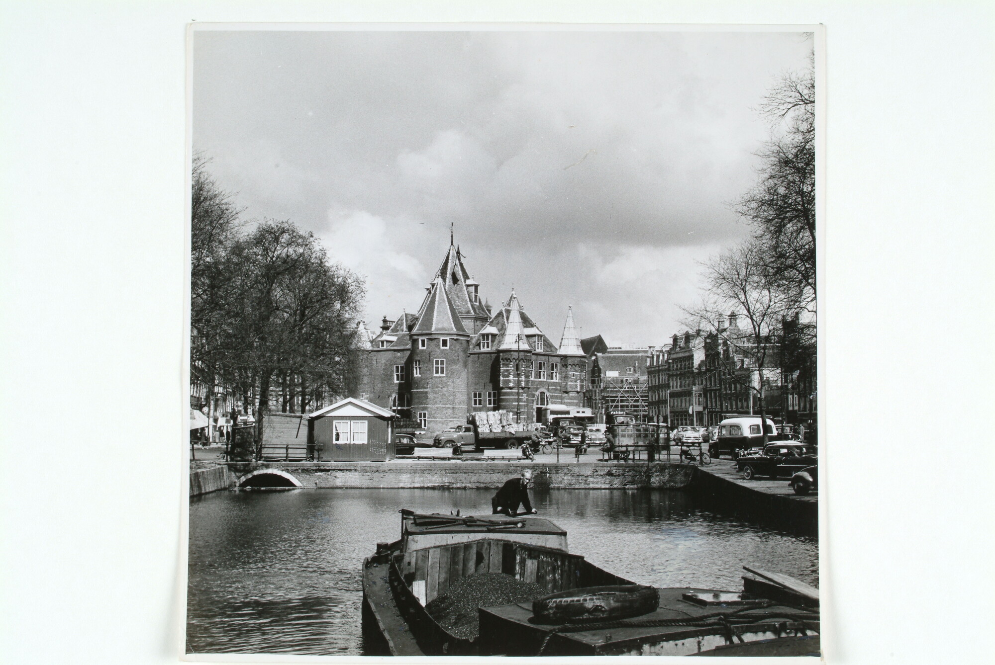 1998.2125; Stadsgezicht van Amsterdam: de Waag gezien vanaf de Geldersekade, 1956; foto