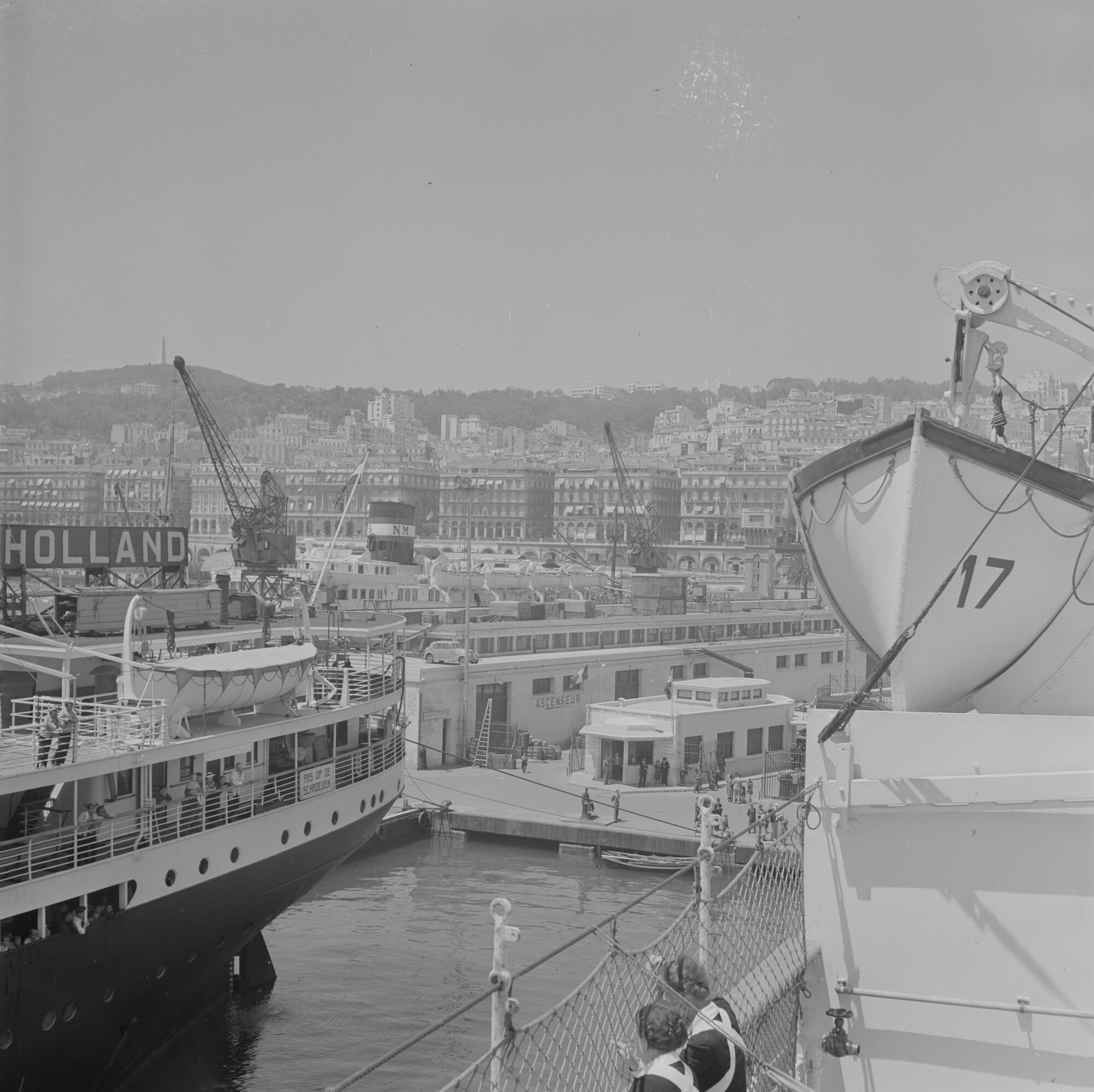 2015.2556; Negatief van ss Jan Pieterszoon Coen in de haven van Algiers, gezien vanaf ms Johan van Oldenbarnevelt; negatief