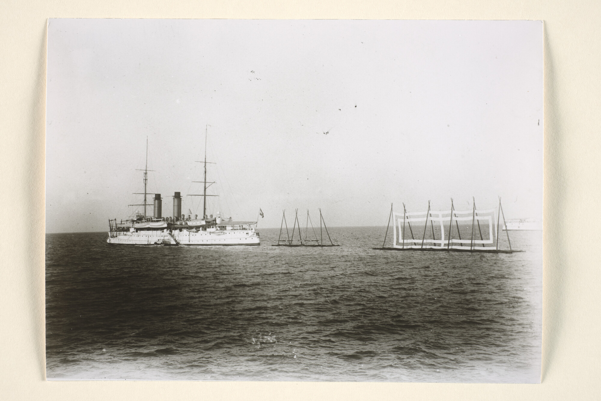 1994.7185; Het pantserdekschip Hr.Ms. Holland, doelschijven slepende, waarop [...]; foto