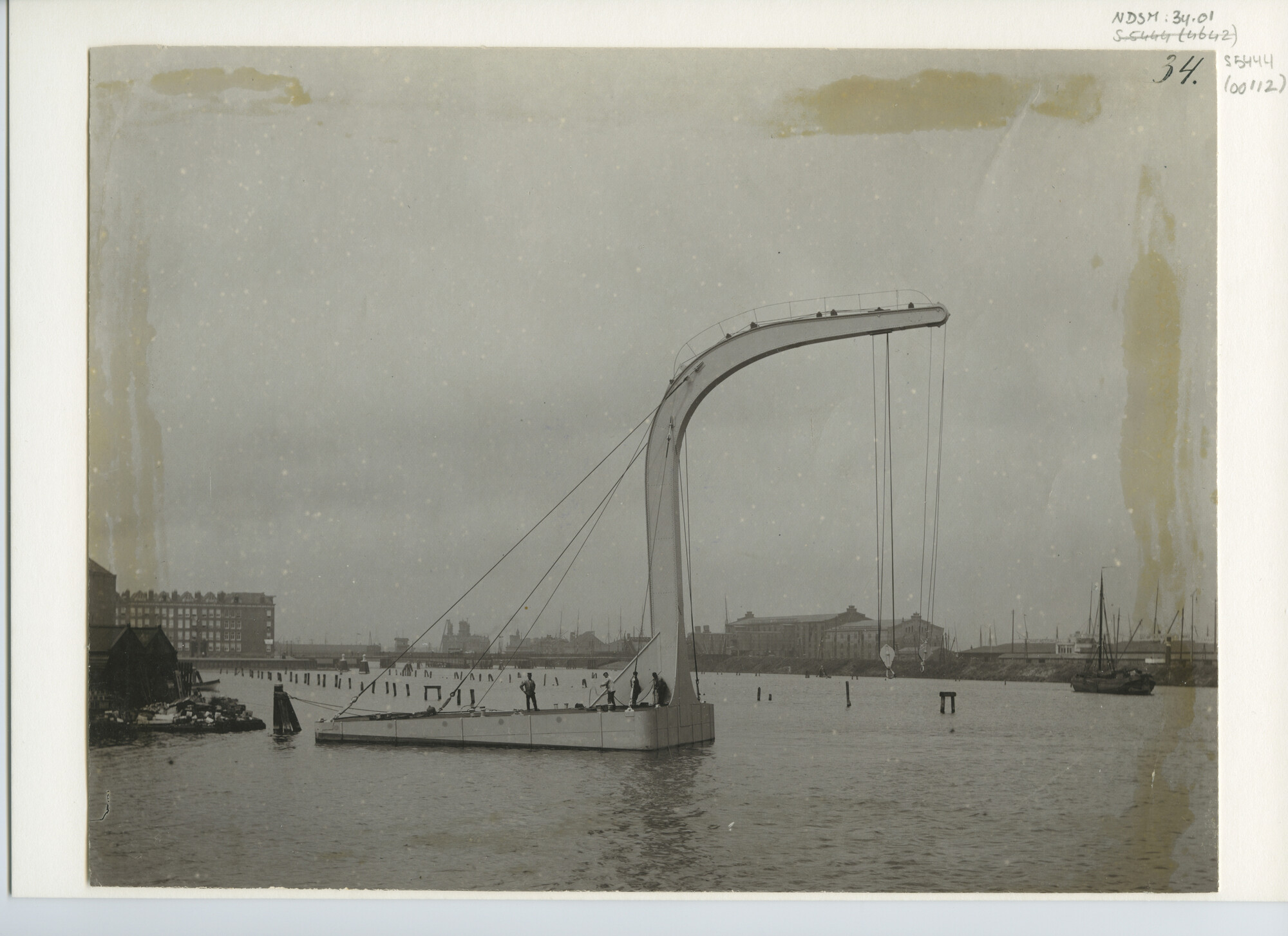 S.5444(00112); Drijvende bok gebouwd door de Nederlandsche Scheepsbouw Maatschappij in [...]; foto