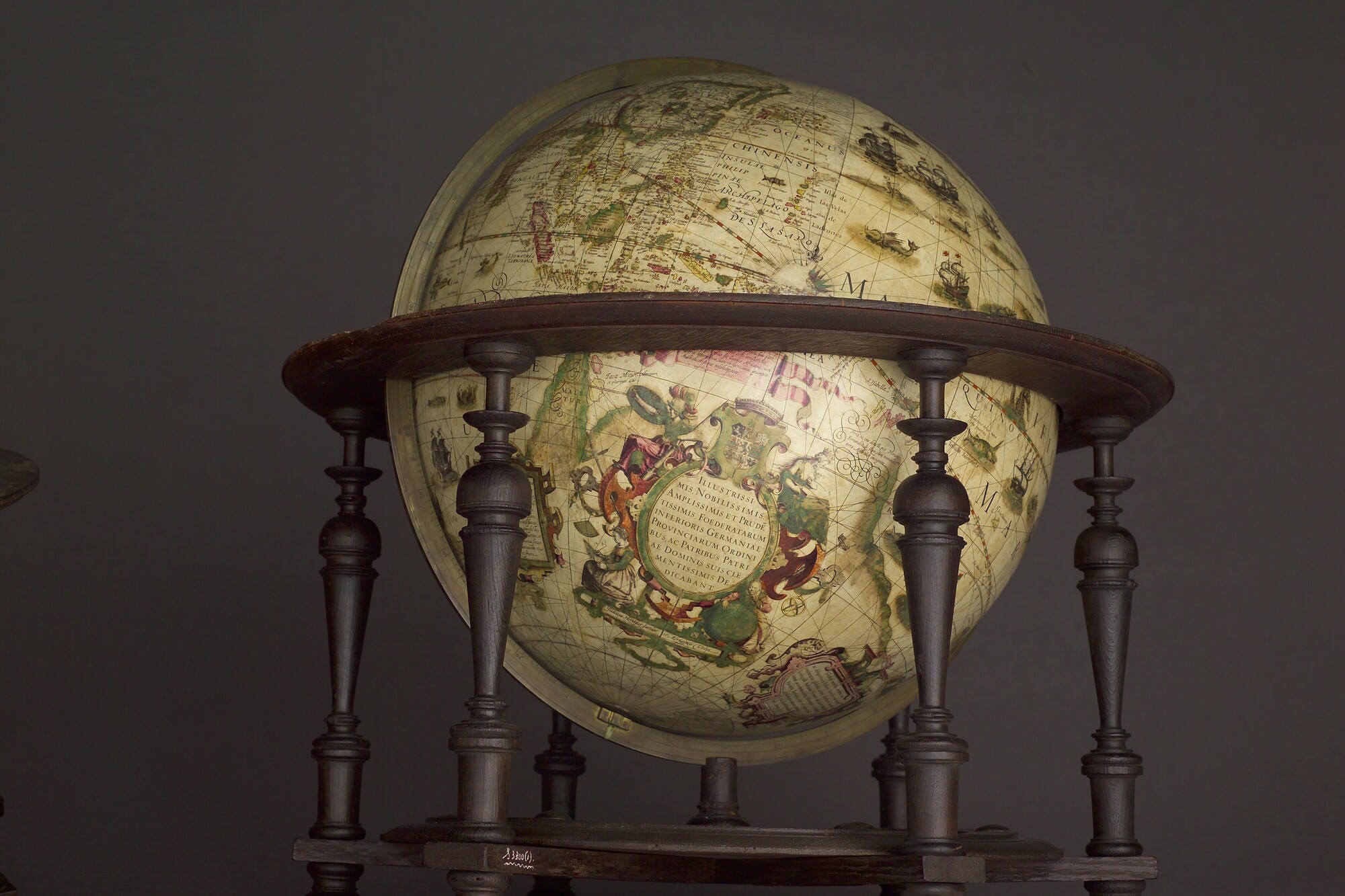 S.3300(01); Aardglobe van 53,5 cm. in doorsnede door Jodocus Hondius junior en Adriaen Veen; globe