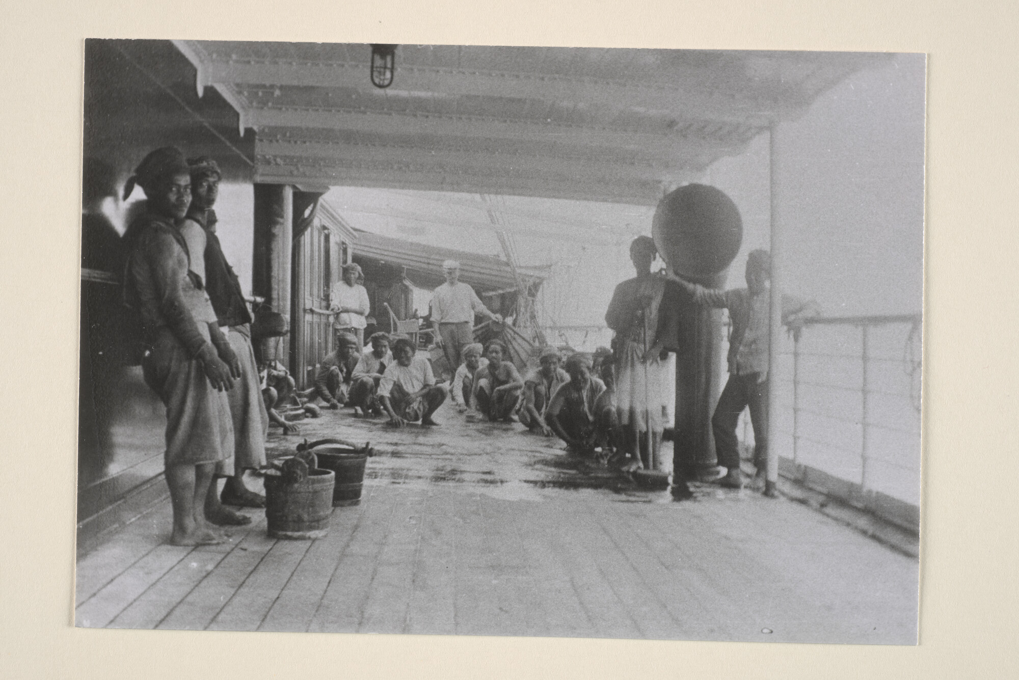 1995.1810; Groepsportret van Indische bemanningsleden aan boord van ss. Koning Willem III van de SMN; foto