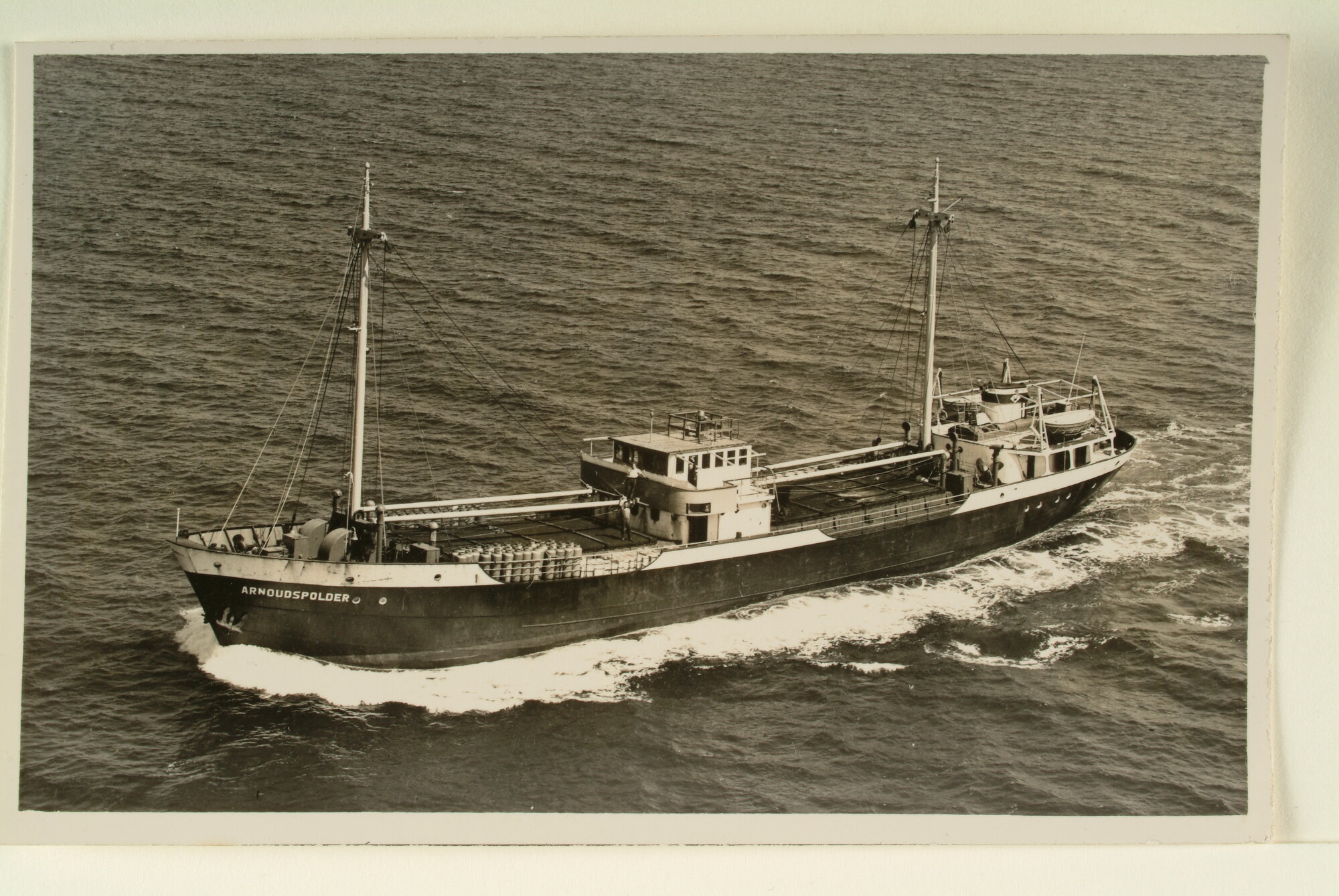 2004.4986; De coaster 'Arnoudspolder' op zee; foto