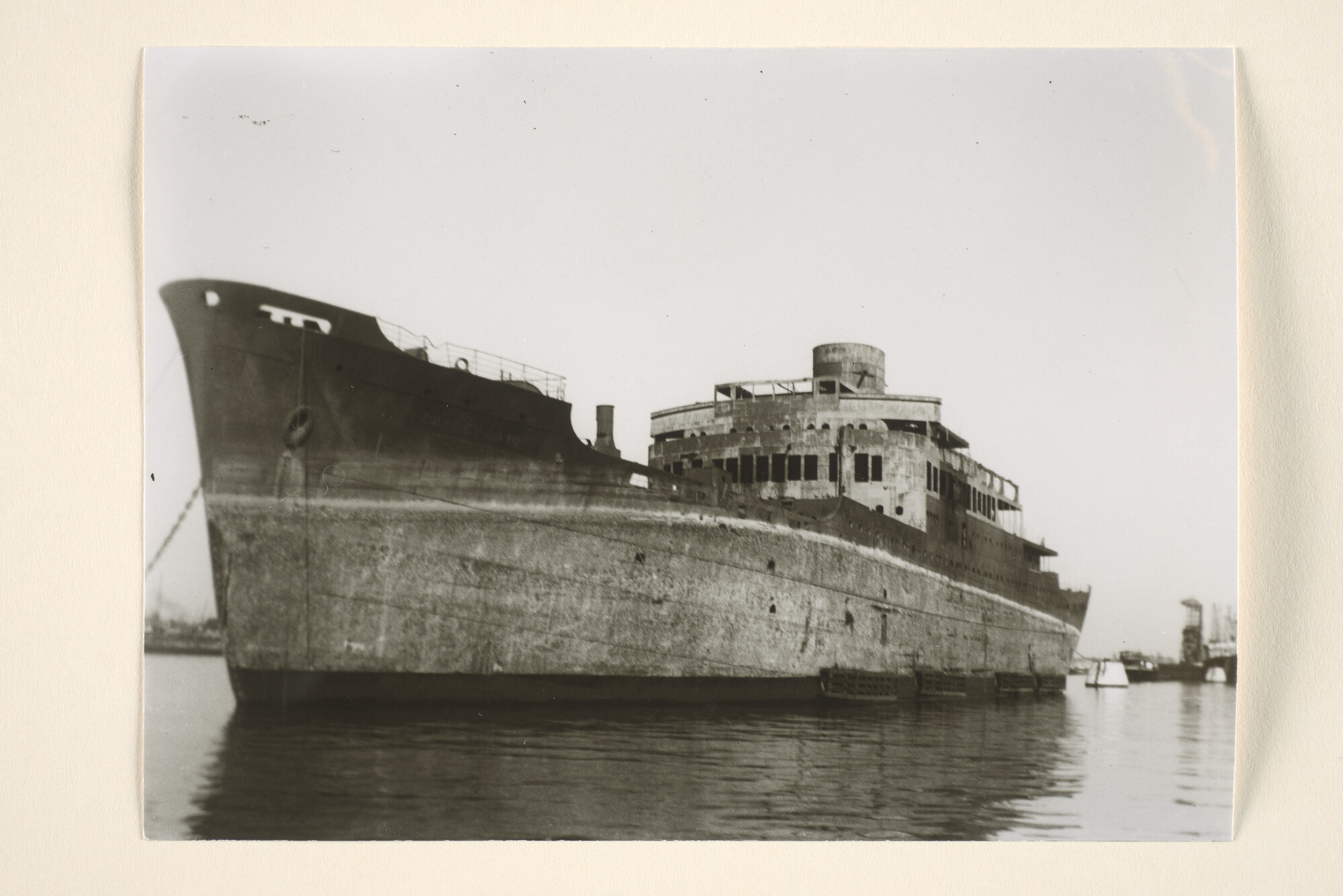 1995.5882; Het wrak van het vrachtschip ss. Zuiderdam (in 1941 in aanbouw bij Wilton [...]; foto