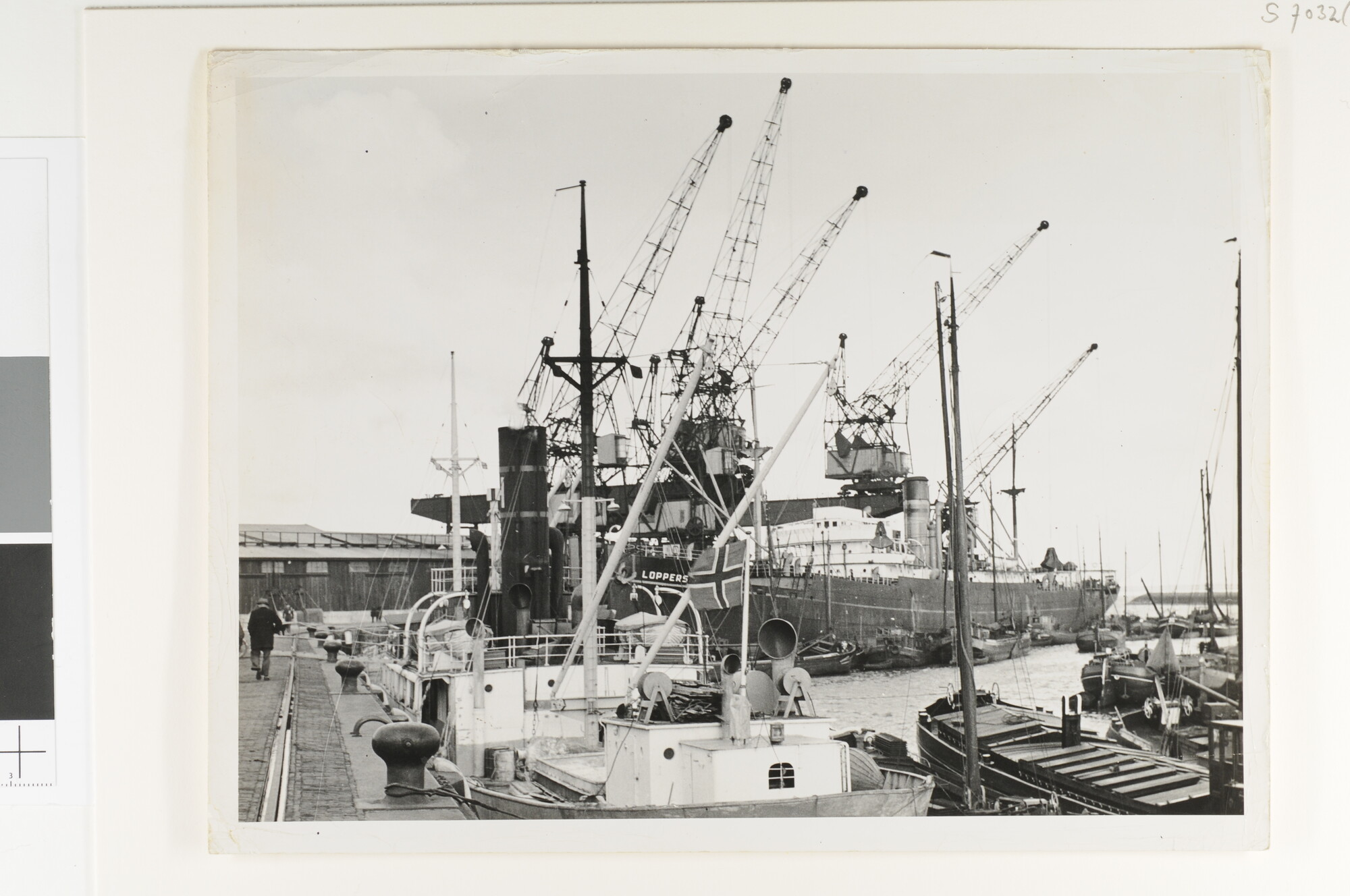 S.7032(062); De haven van Delfzijl met onder meer het vrachtschip ss. 'Loppersum' van de NV; foto