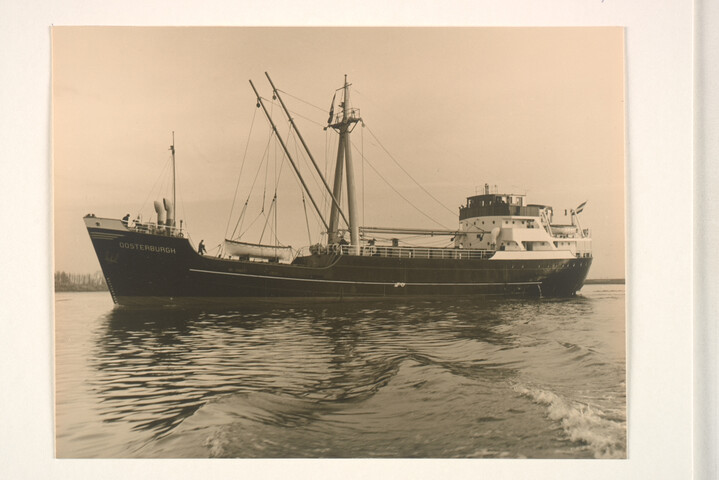 S.5219(12)0085; Foto's van de kustvaarder ms. 'Oosterburgh' van Wm; fotoreportage