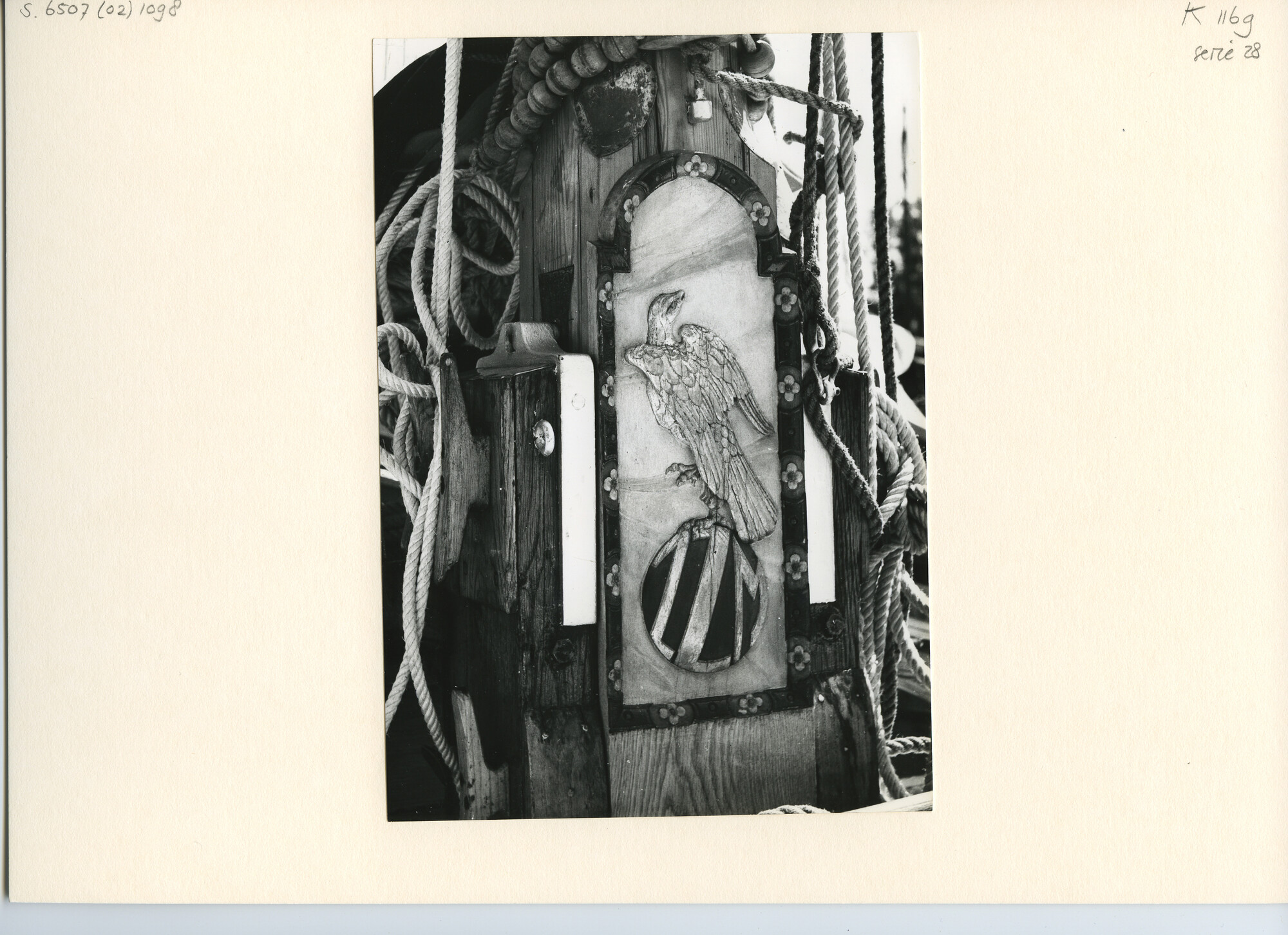 S.6507(02)1098.02; Zwart-wit foto van de versiering aan kluisbord, berentanden en mastkokerwangen van de boeier Sperwer van het Zuiderzeemuseum; foto