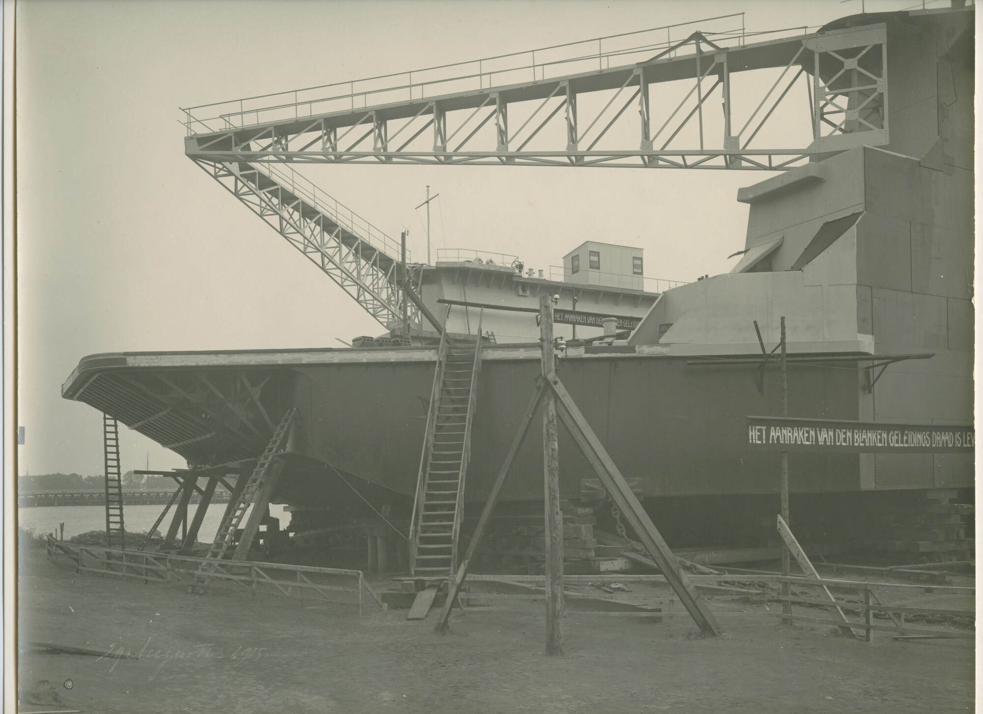 S.5444(0436)3; Foto van het drijvende droogdok Wilhelmina, vlak voor de tewaterlating; foto