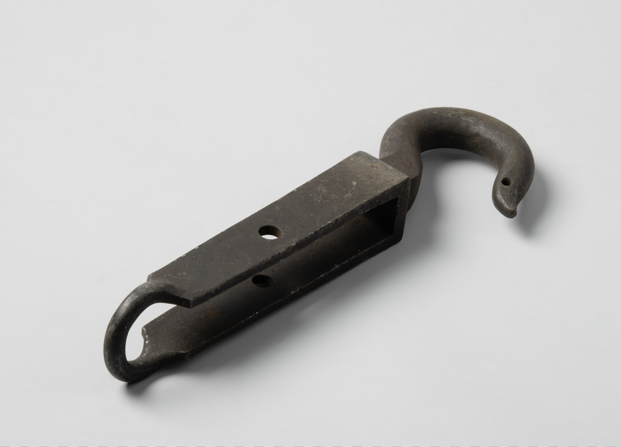 S.4837(06); Haak, ijzer, beslag voor een blok. Met aan bovenkant oog; haak (bevestigingsmiddel)