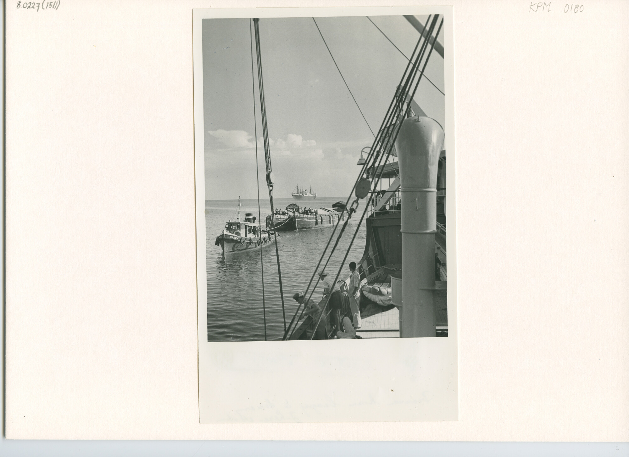 B.0227(1511); Foto van de rede van Semarang met voor anker liggende vrachtschepen; foto