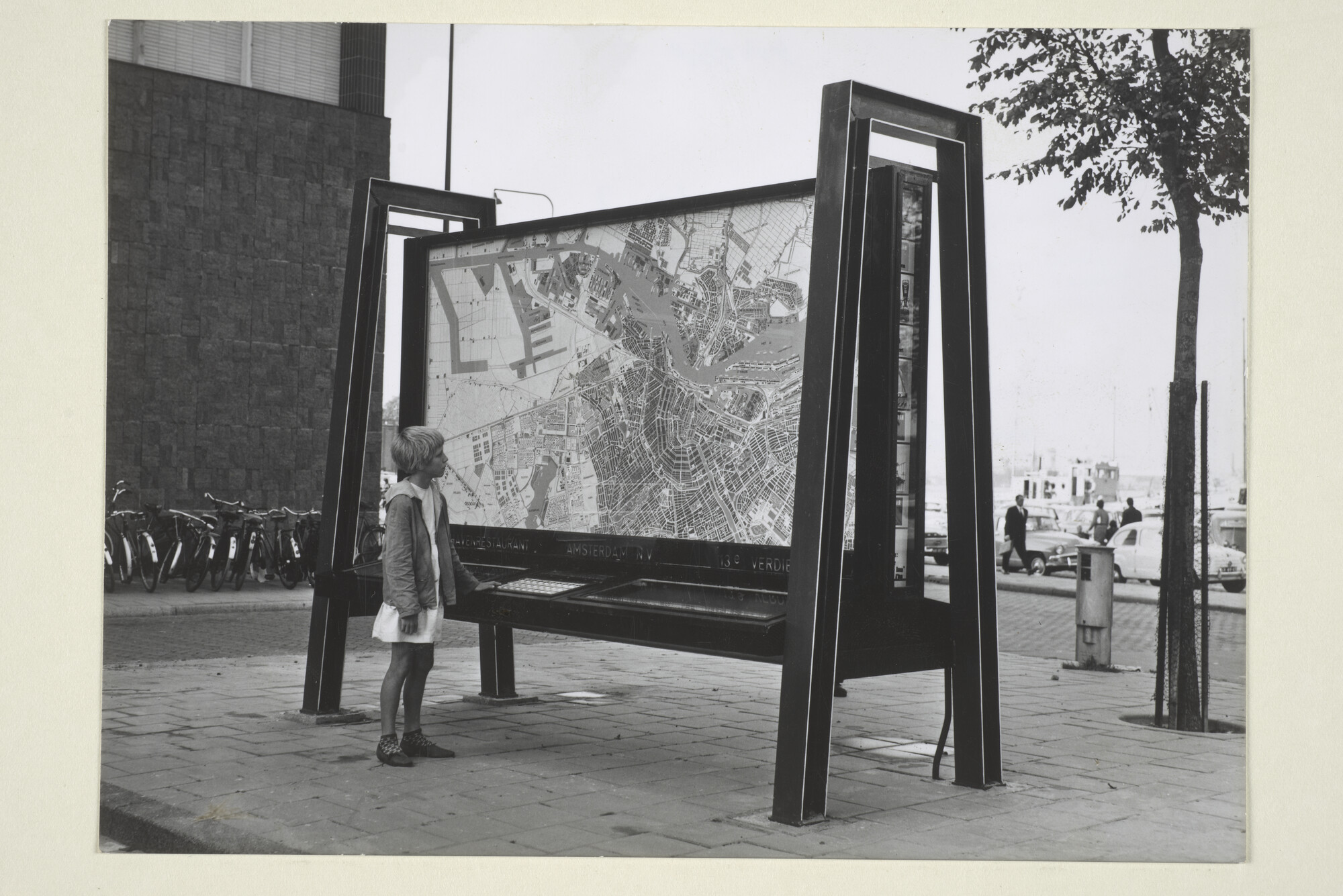 1998.1707; 'Havenbaak': reclamebord met haven en scheepvaarttableau van Amsterdam voor het Havengebouw in Amsterdam [...]; foto