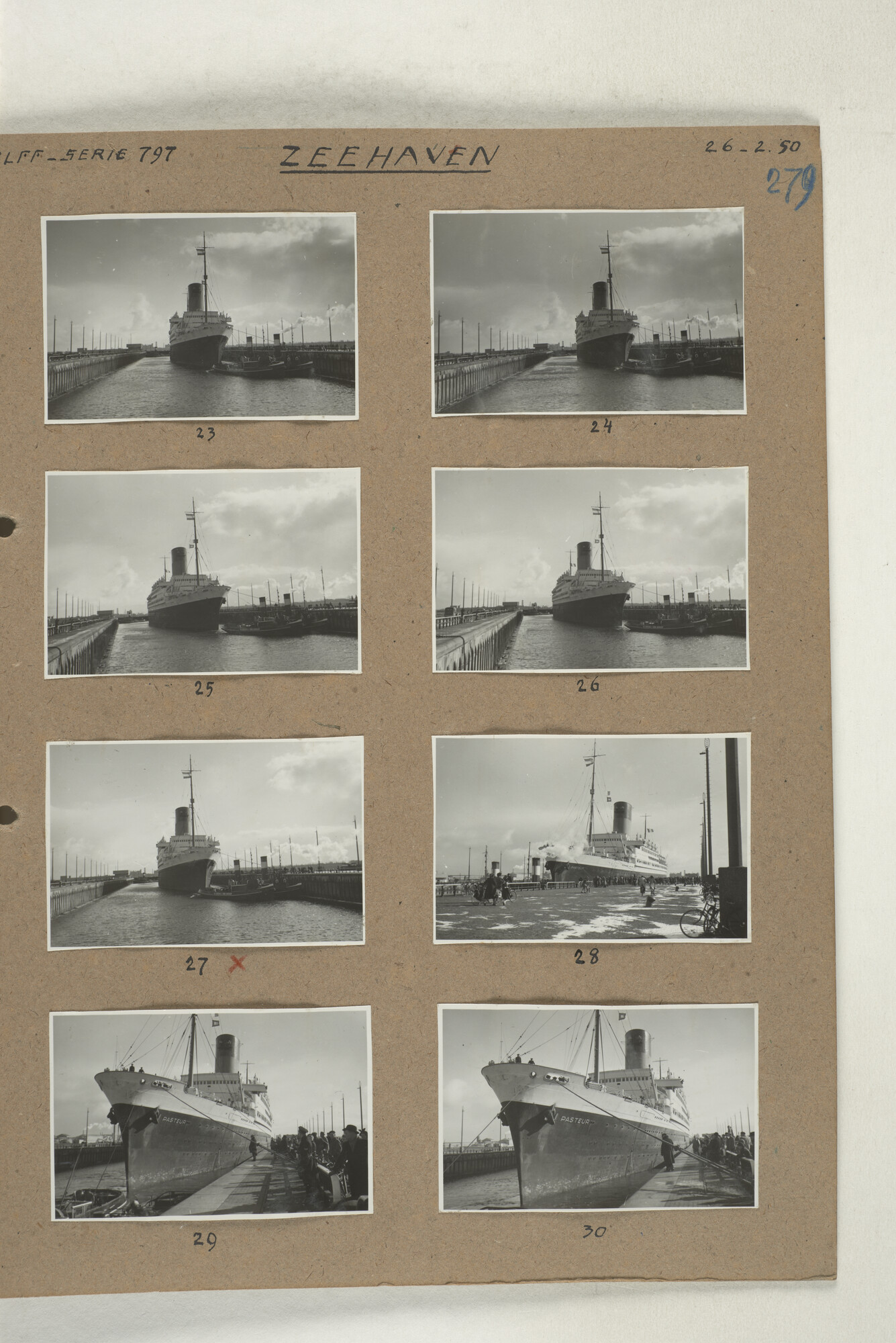 1998.2181; Omslag met een grote hoeveelheid proef foto's gemaakt in opdracht van de Gemeente Handelsinrichtingen en de Vereniging "de Amsterdamsche Haven" te Amsterdam.; omslag