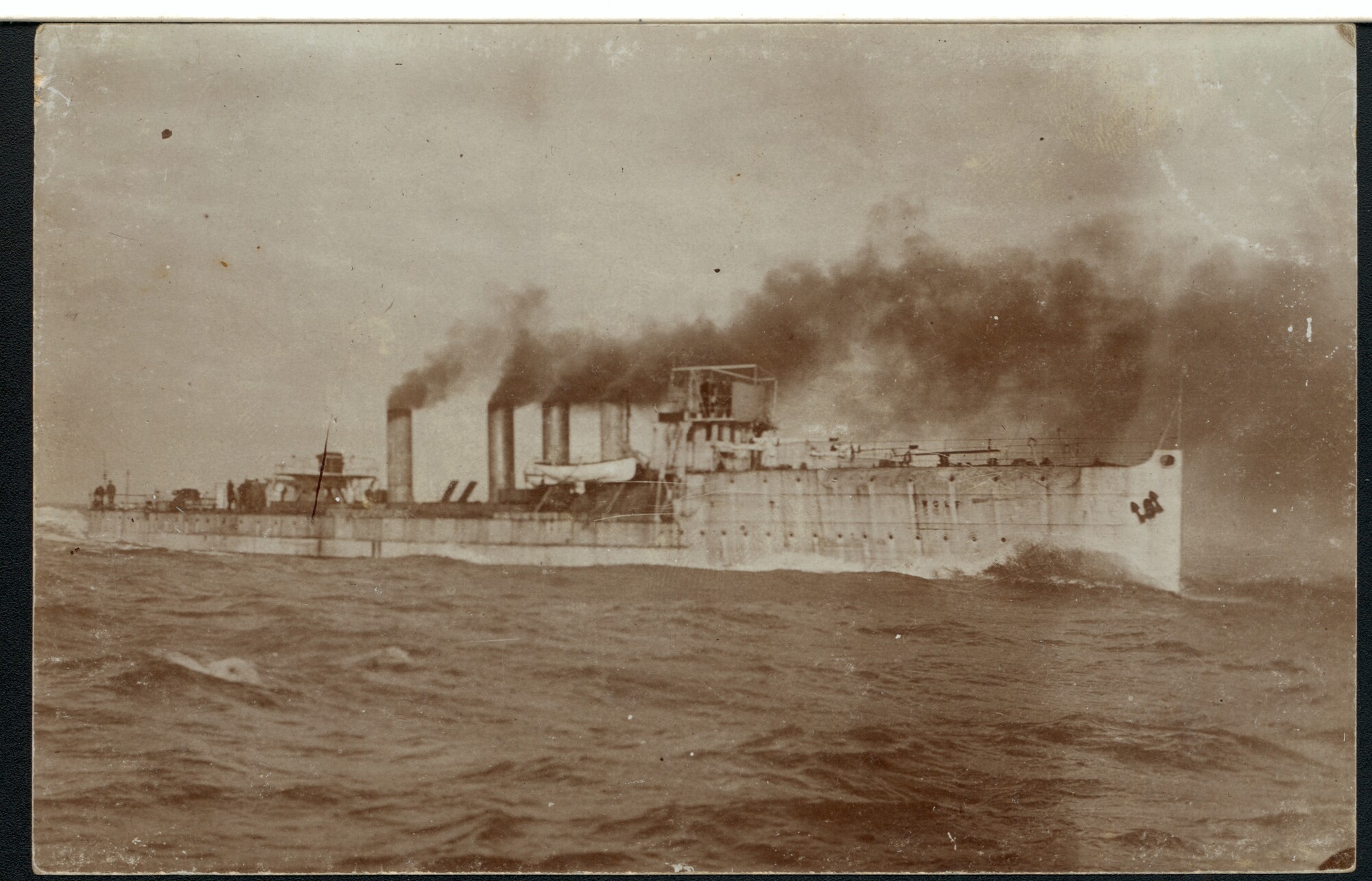 A.2867(01)088; De torpedobootjager Hr.Ms. 'Wolf' op zee; foto
