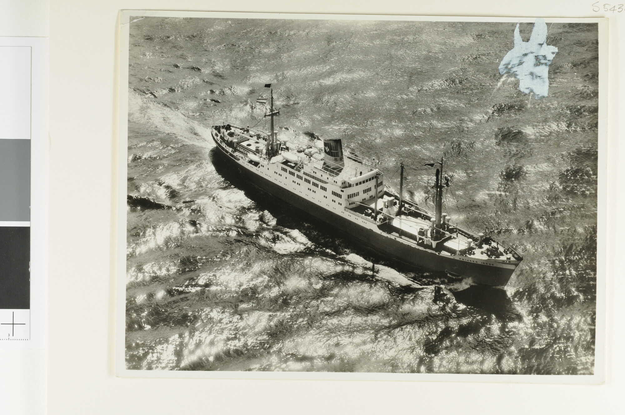 S.5438(04)8; Een luchtfoto van het vrachtschip met passagiersaccommodatie ms. 'Prinses Irene' van de Oranje Lijn NV; foto