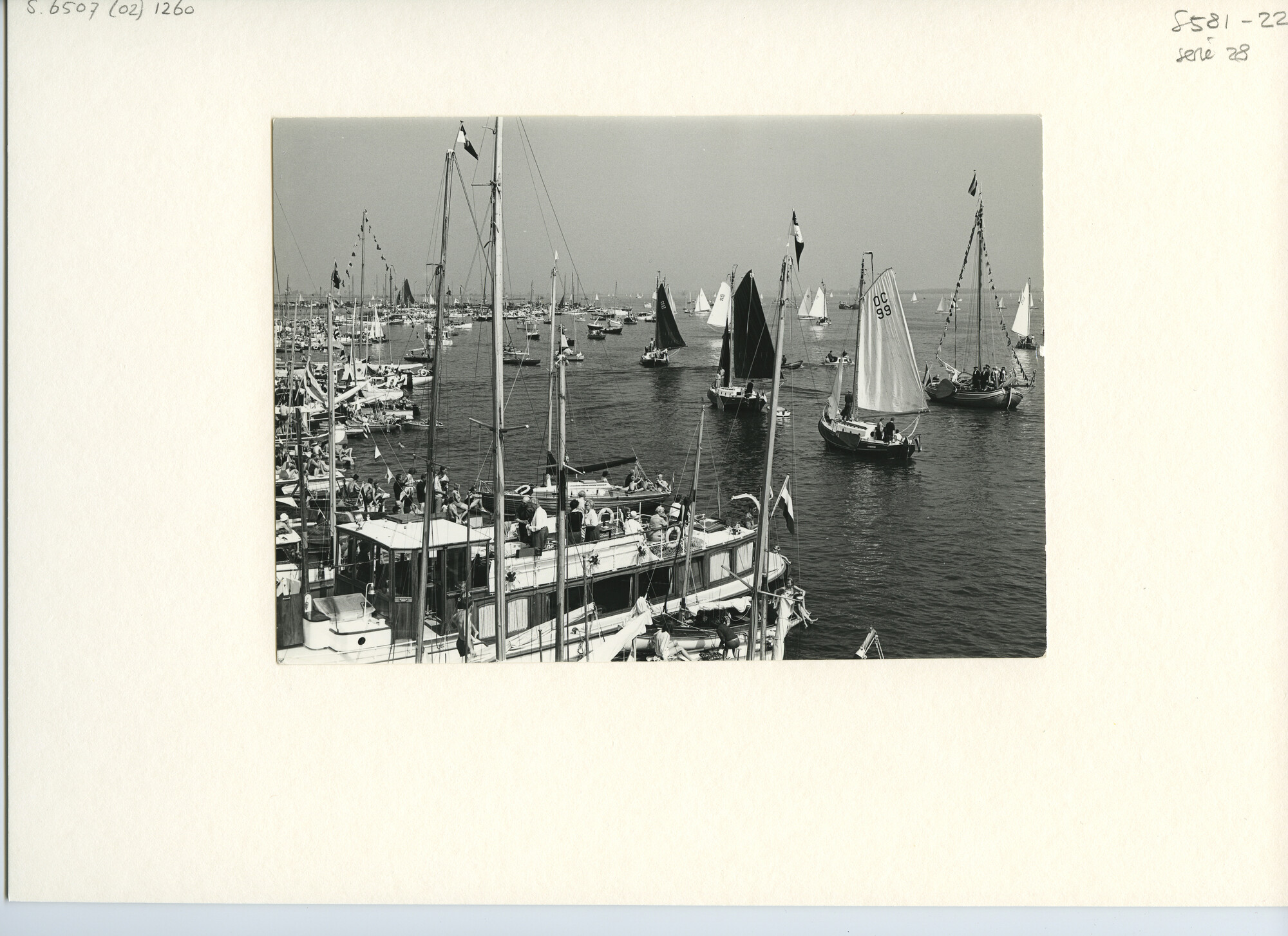 S.6507(02)1260.02; Zwart-wit foto van de reunie van ronde en platbodemjachten tijdens de Sneekweek; foto