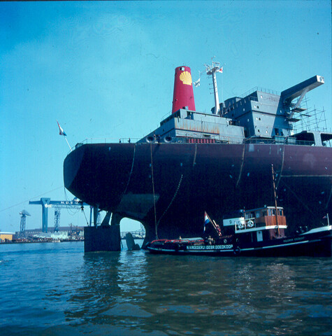 S.9100(3359); Dia van de tewaterlating van het achterschip (1e helft) van de Shell-tanker Melania; diapositief