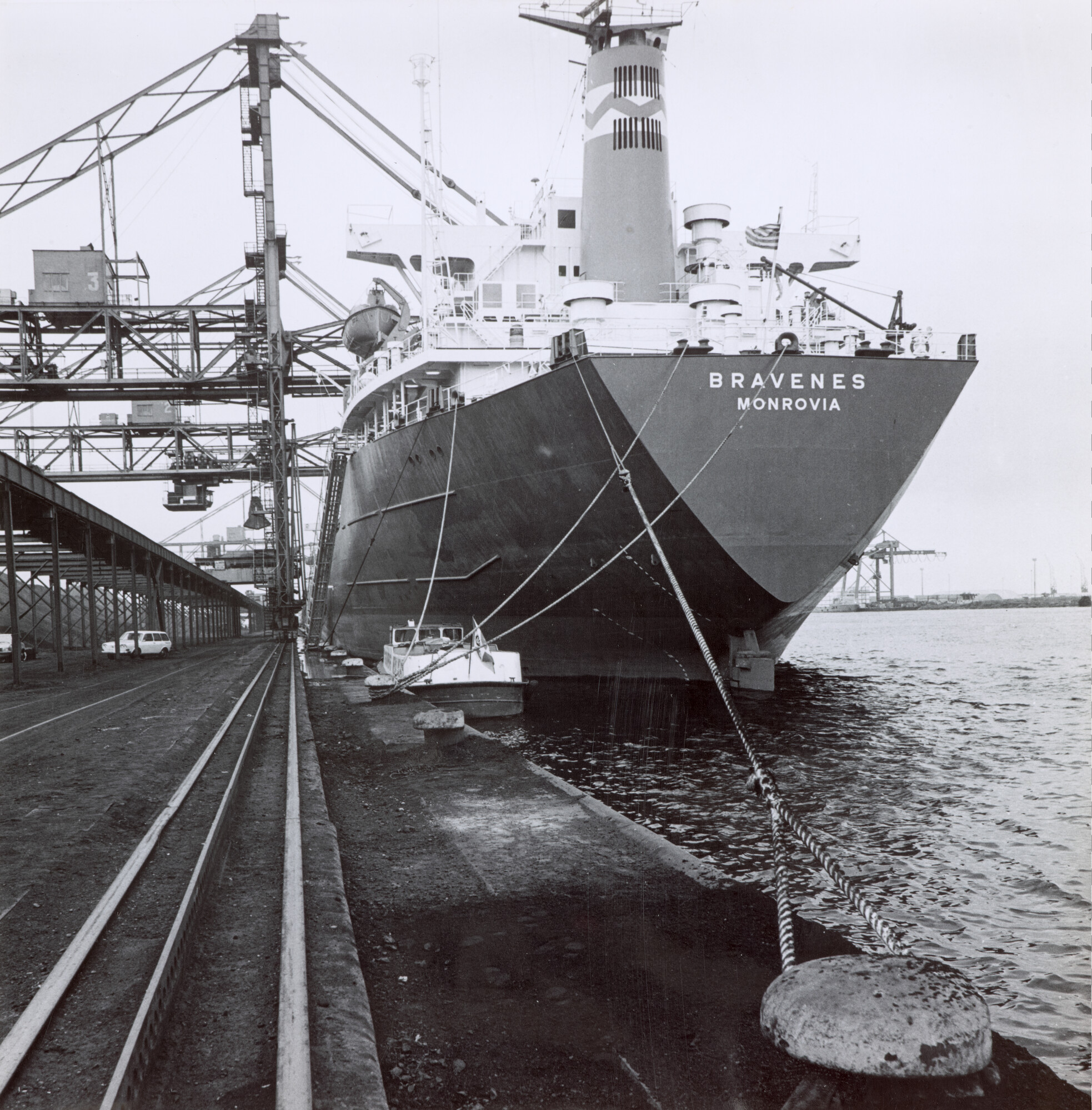 1998.0253; Foto's van de massagoedoverslag bij de OBA in de Westhaven te Amsterdam, 1976; fotoreportage