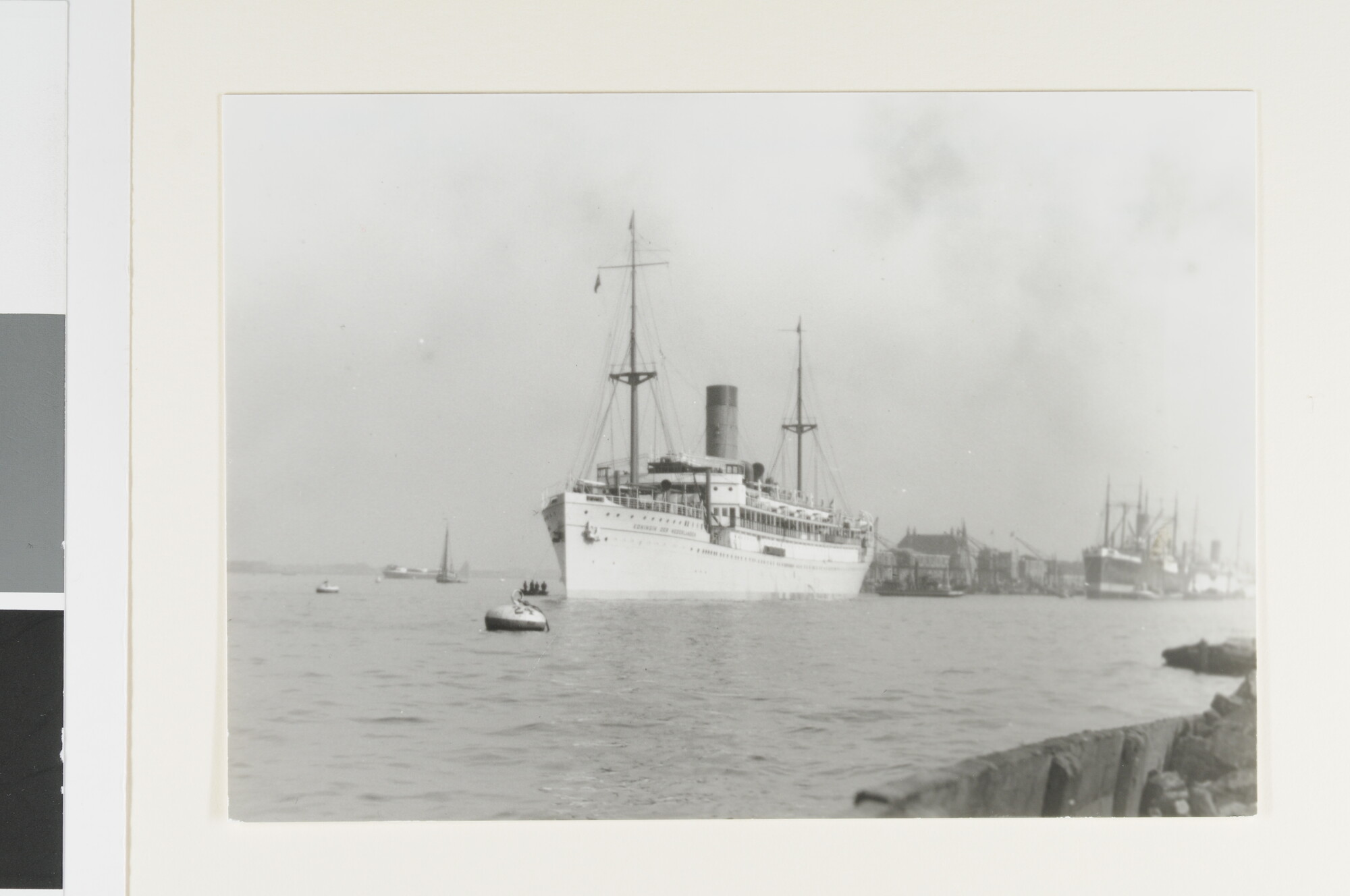 RB.0076(09); Het mailschip ss. 'Koningin der Nederlanden' bij het vertrek uit Amsterdam; foto