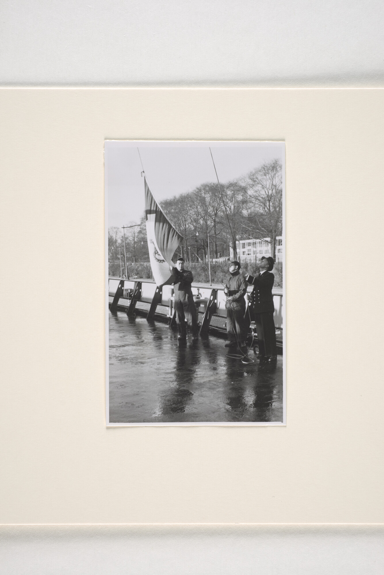 1994.1765; Foto's van overdracht van ms. 'Straat Madura' van de KPM; fotoreportage
