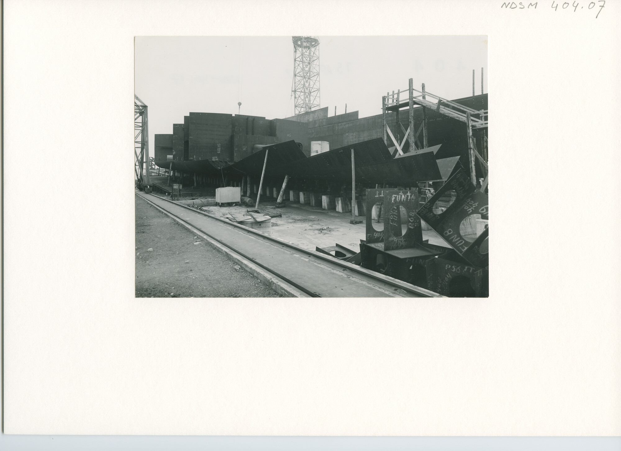 S.5444(1714); Foto van het vracht-passagiersschip ms. Kaloekoe in aanbouw bij de NDSM; foto