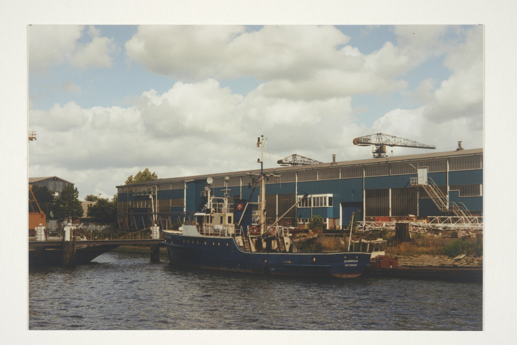 2000.0985; Kleurenfoto van het hulpvaartuig Zilvermeeuw (voormalige loodsboot) [...]; foto