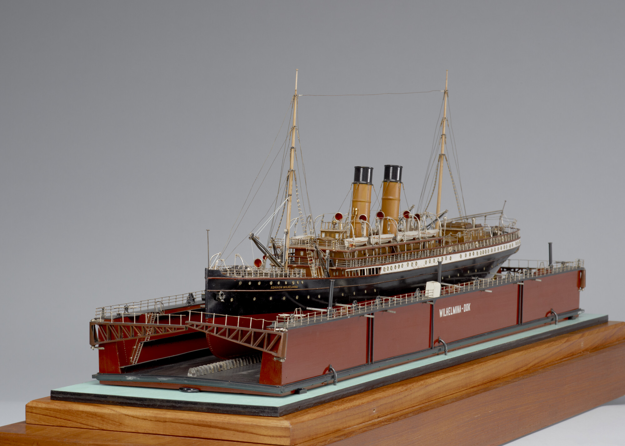 A.5674(11); Model van het Wilhelminadok van de Amsterdamsche Droogdok Maatschappij; scheepsmodel