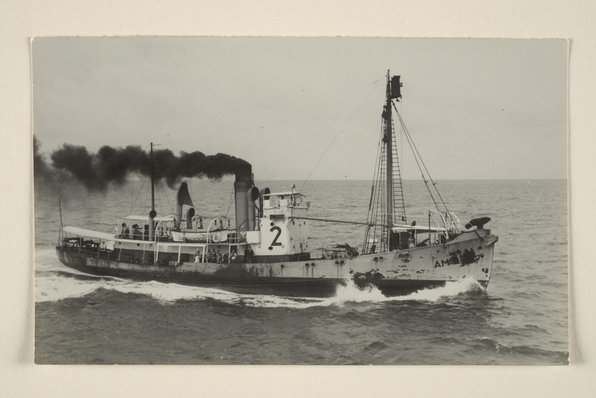 1996.4327; De walvisjager 'Elly W. Vinke' (AM 2) gezien op zee; foto