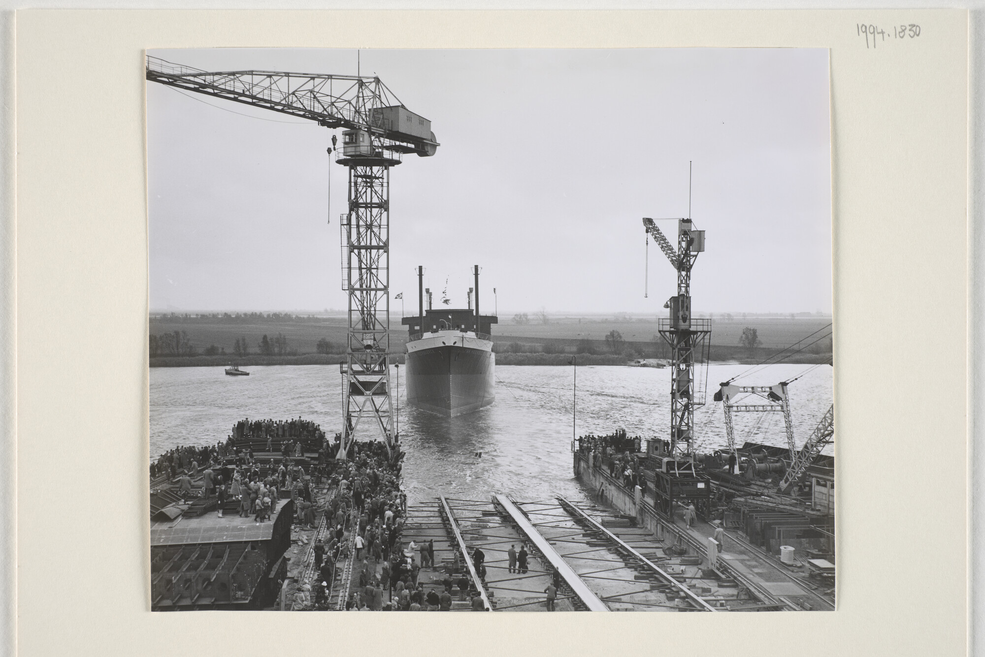 1994.1830; Foto's van de tewaterlating van ms. 'Van Heemskerck' van de KPM bij de Scheepswerf 'De Merwede' NV; fotoreportage