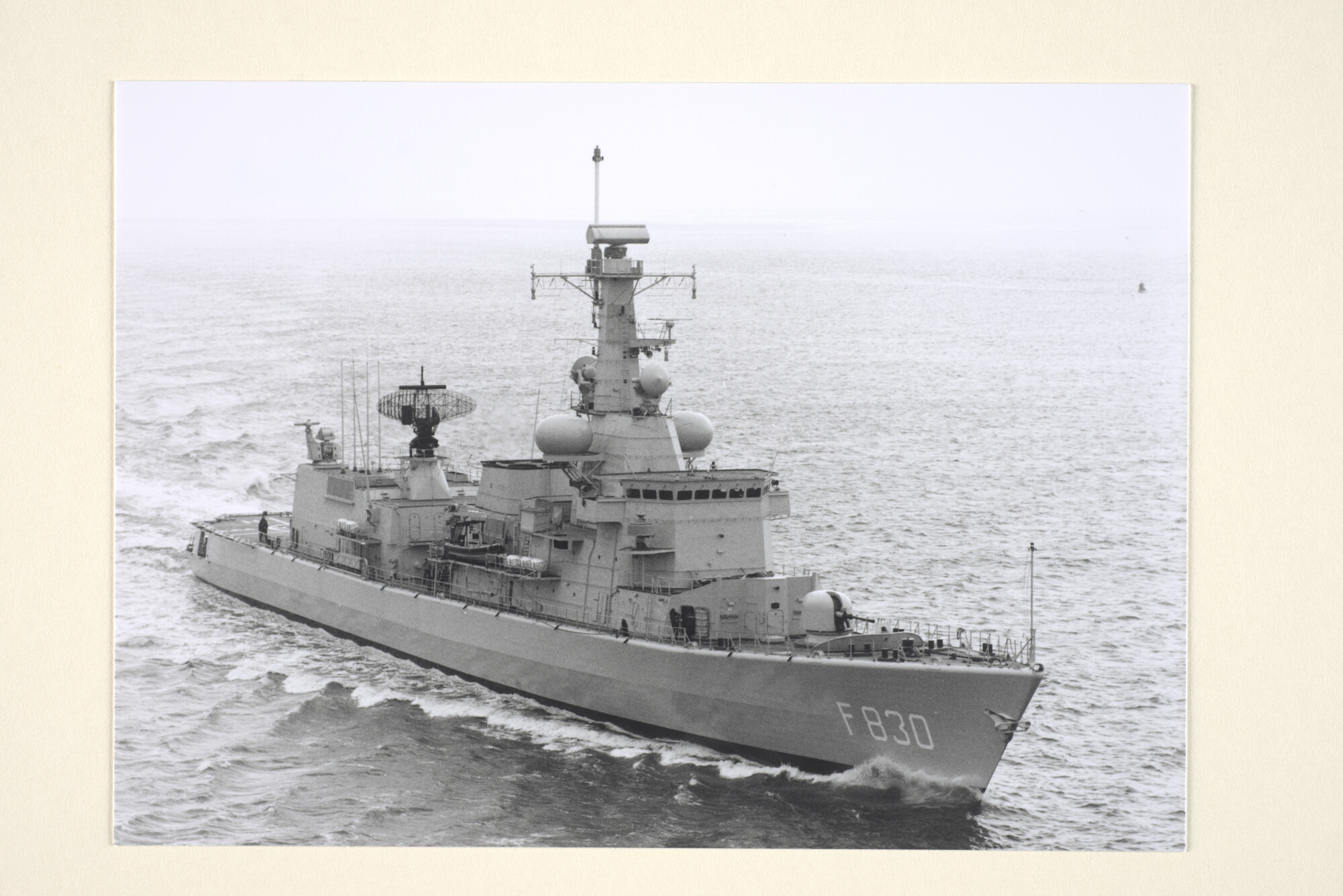 1995.1008; Luchtfoto van het M-fregat Hr.Ms. Tjerk Hiddes (F 830) op zee [...]; foto