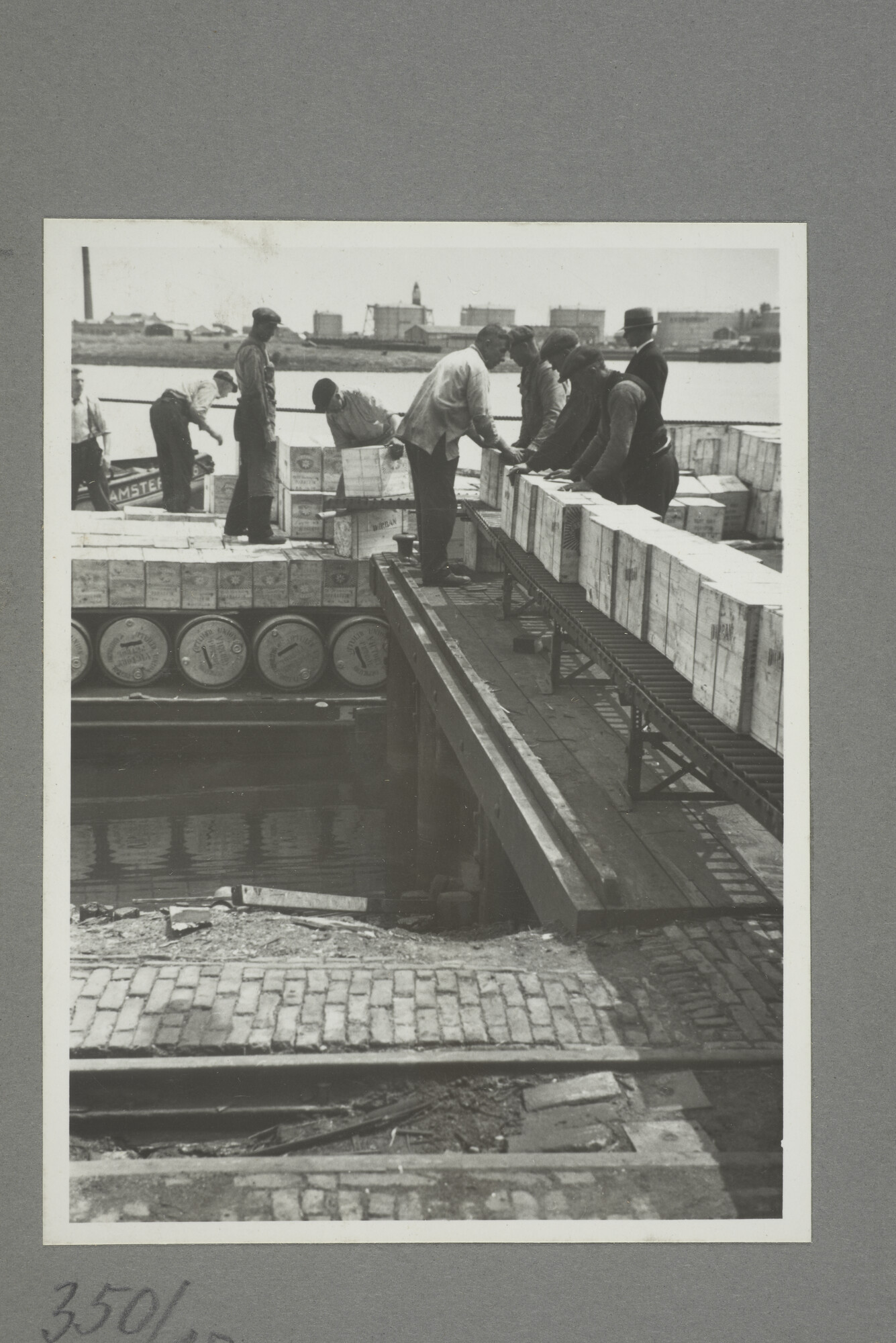 1998.2177; Omslag/ album met een grote hoeveelheid proeffoto's gemaakt door mw. A.M. Wolff-Koller in opdracht van de Gemeente Handelsinrichtingen in Amsterdam; omslag