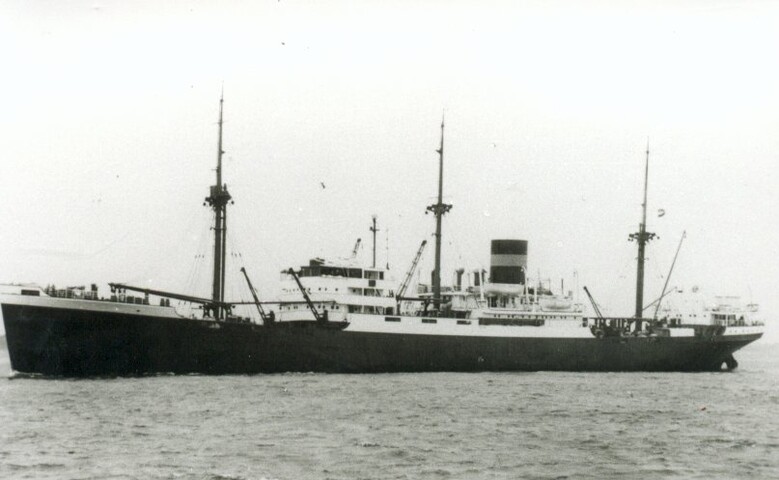 2000.5740; Het vrachtschip ms. 'Tawali' van de SMN varende onder beheer van de VNS; foto