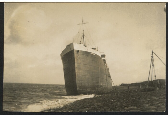 1990.0037; Stranding en berging op de zeedijk bij Den Helder van het Griekse vrachtschip [...]; prentbriefkaart-serie