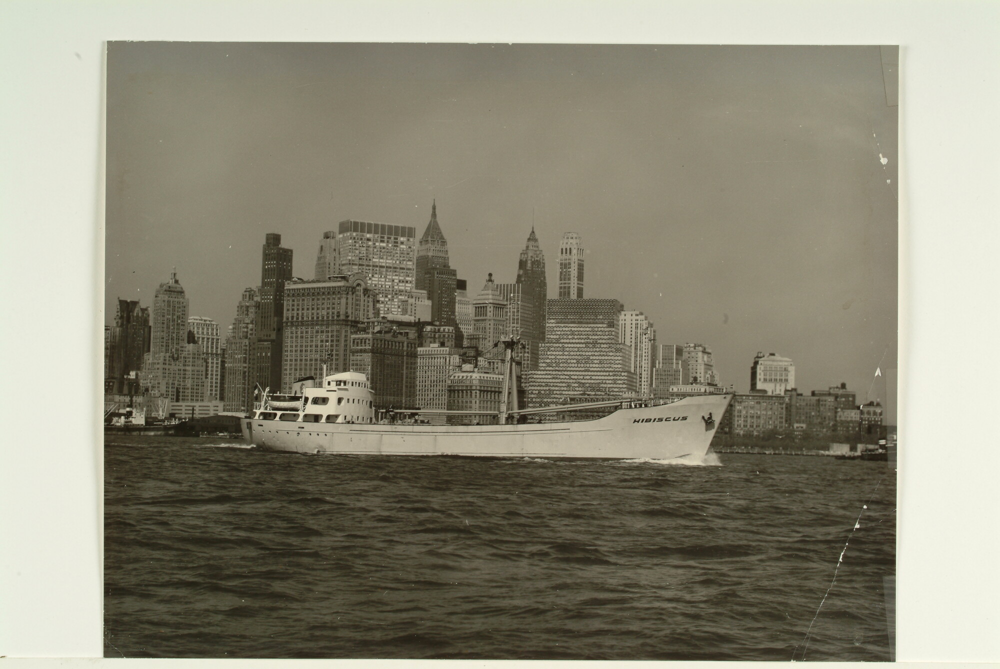 1996.0568; De coaster ms. 'Hibiscus' van de Stoomboot Maatschappij Hillegersberg gezien te New York (USA); foto