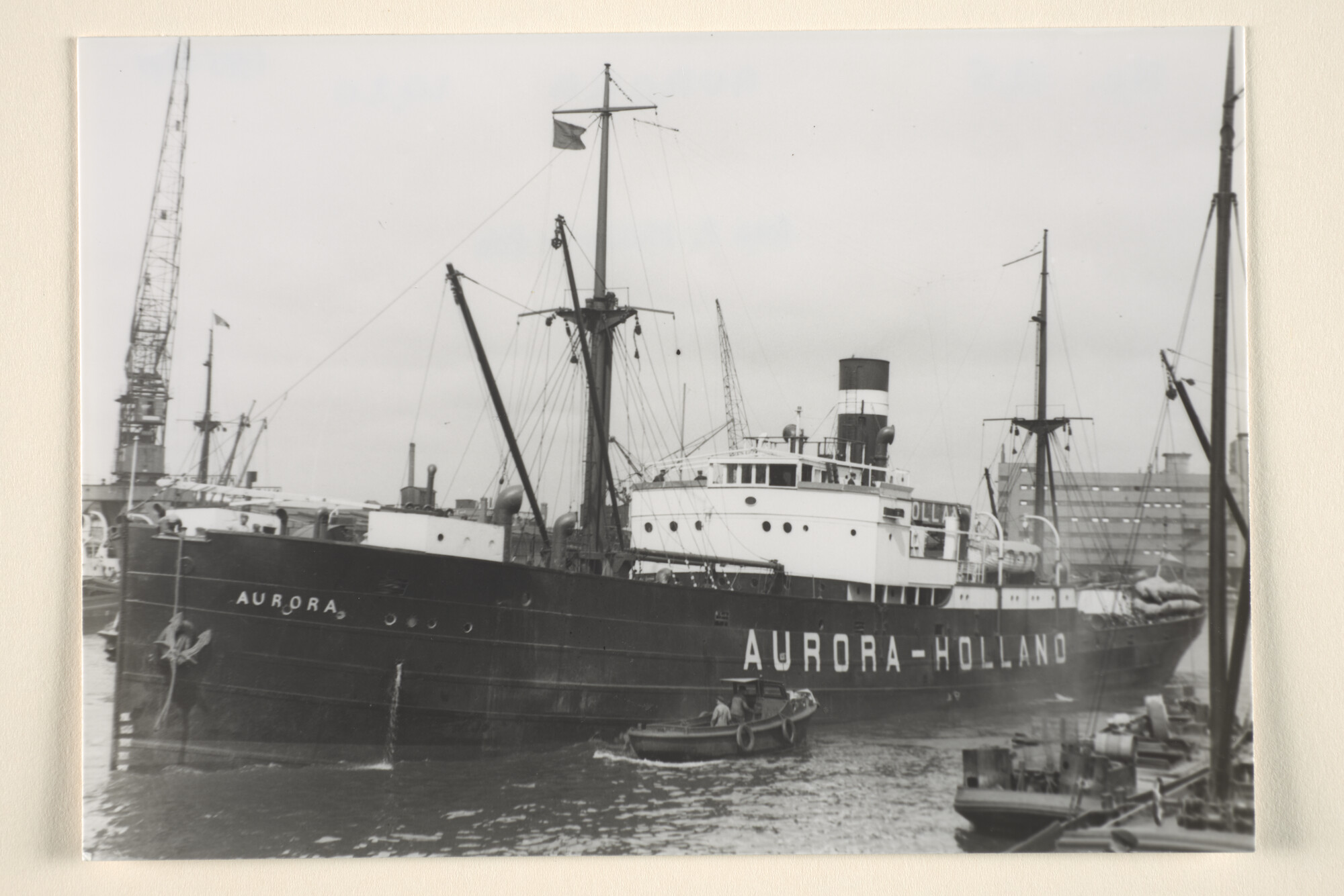 1995.6591; Het vrachtschip ss. Aurora van de KNSM bij vertrek uit een haven; foto