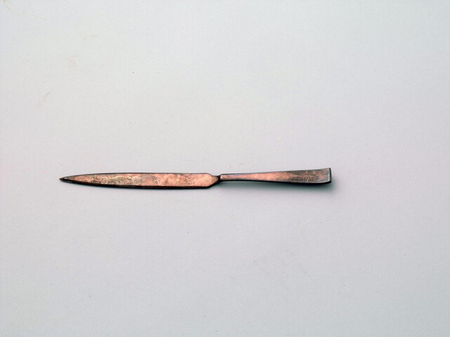 1989.0689; Briefopener met afbeelding van ms. 'Oranje' en tekst: 'kerstfeest op zee'; briefopener