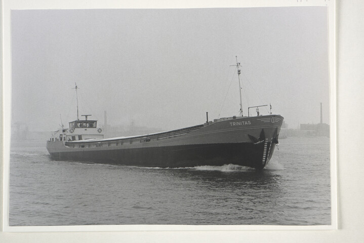 1994.1043; Foto's van de bouw bij Scheepswerf Van Goor Monnickendam van de coaster ms. 'Lenie', van de 'Pergo' en van de hopper-zuiger 'Reimerswaal'; fotoalbum