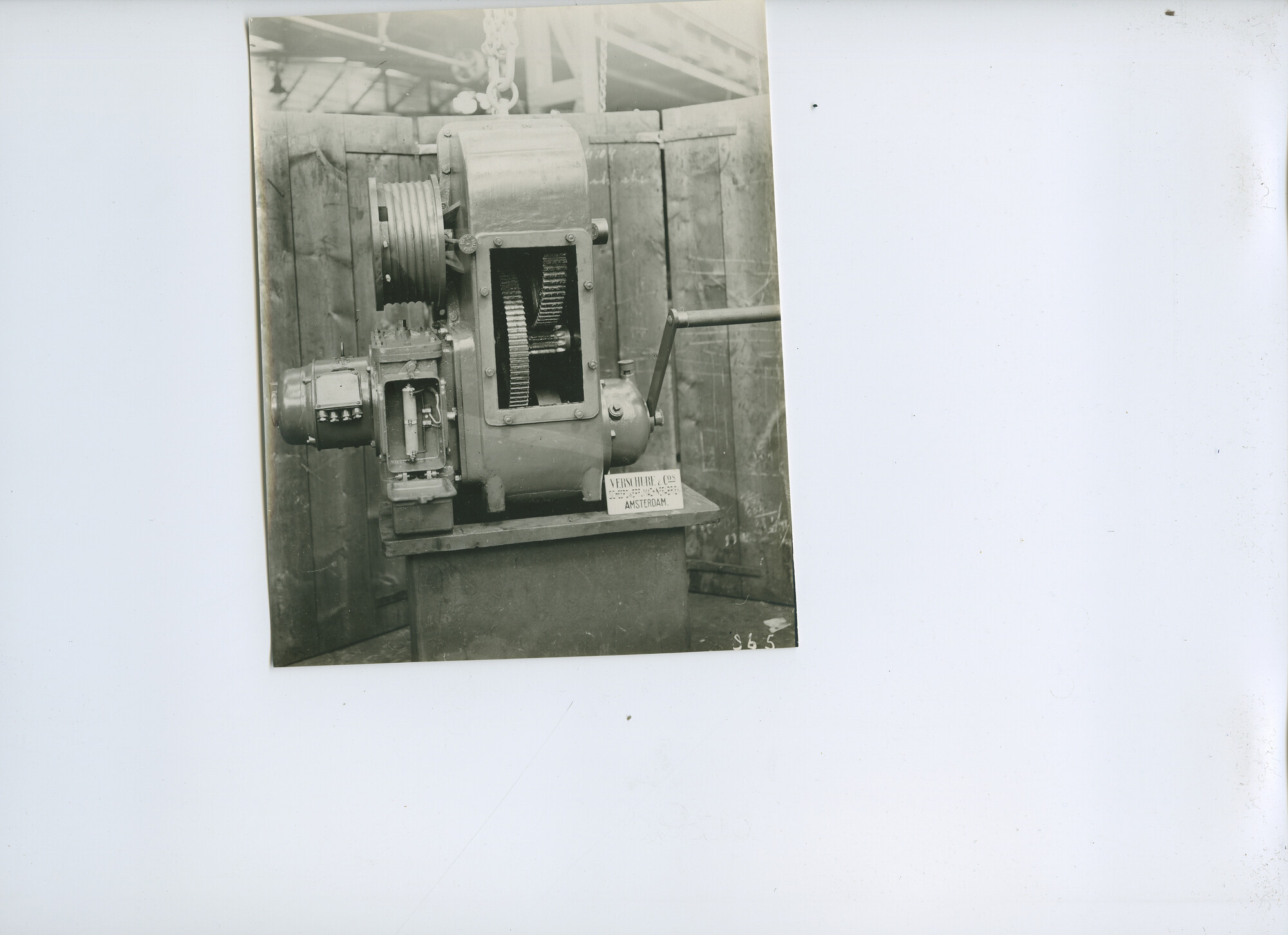 S.6386(114)0032; Foto van graanelevator, muurlier met motor (deksel afgenomen); foto