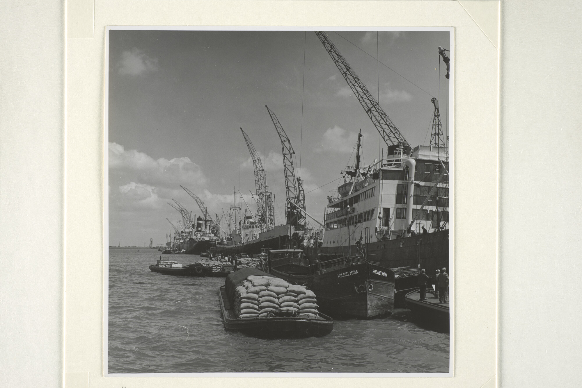 1998.0121; Gezicht op de Surinamekade in Amsterdam, 1956; foto