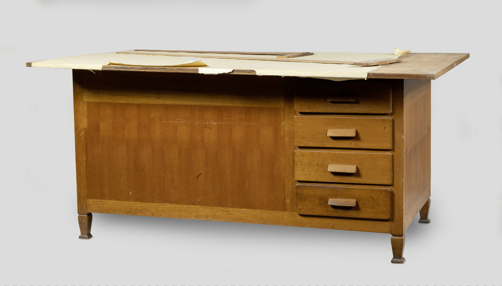 1998.2001; Tekentafel, gemaakt eind dertiger jaren bij de Amsterdamse Scheepswerf G. de Vries Lentsch jr; tekentafel