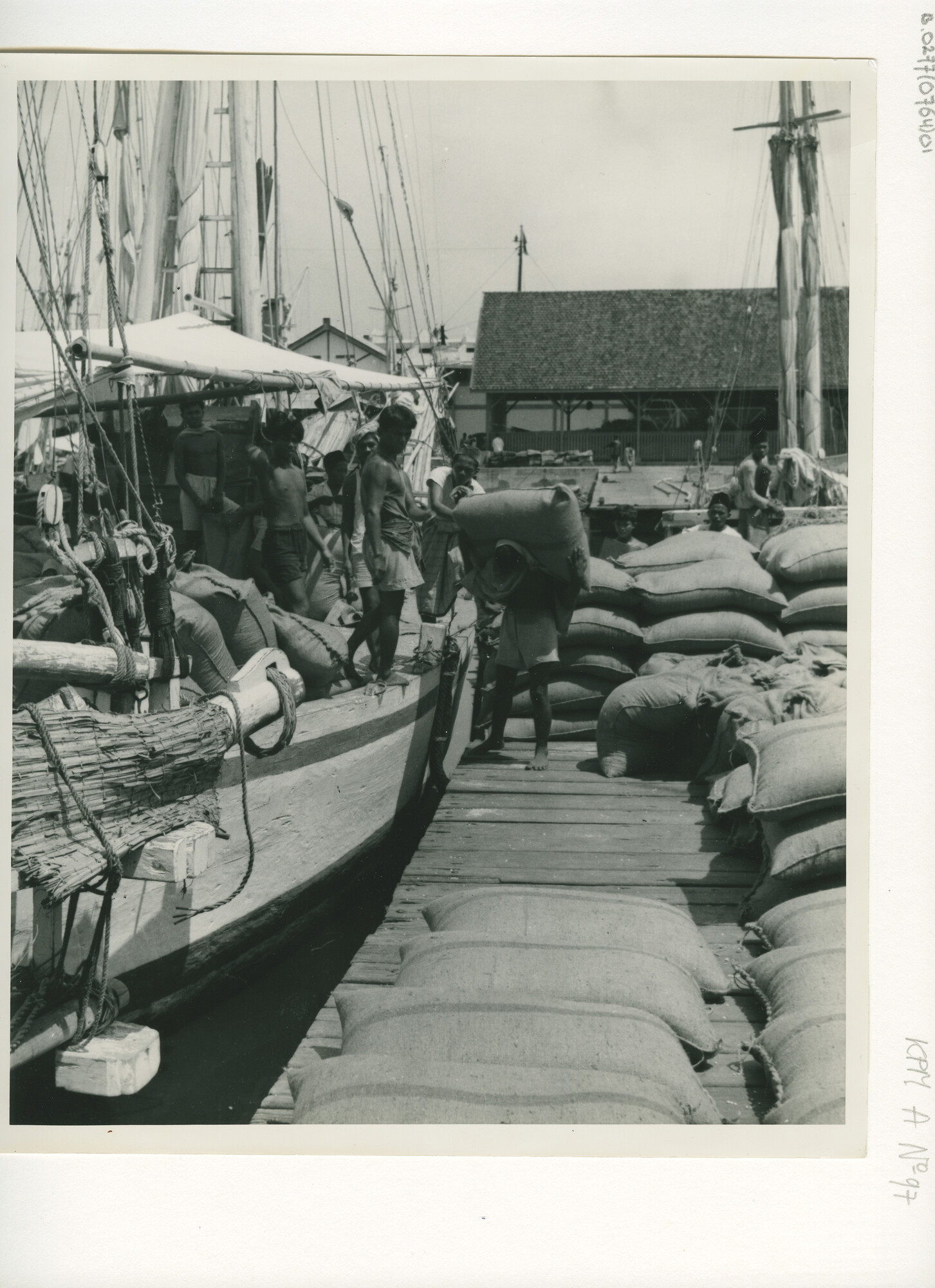 B.0227(0764)01; Overzicht van de Prauwenhaven te Makassar; foto