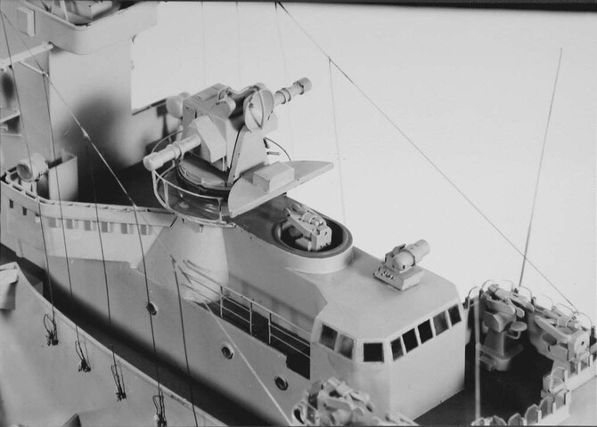 S.4498(02); Model van de kruiser Hr.Ms. De Zeven Provinciën; scheepsmodel