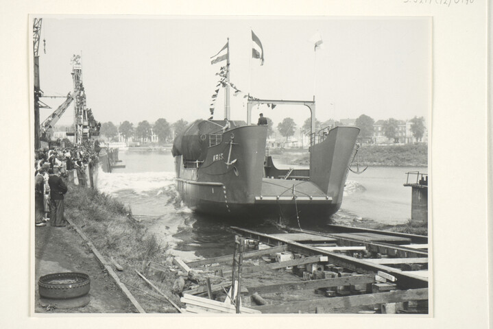 S.5219(12)0190; Foto's van de tewaterlating van de op de langshelling van de ASM gebouwde beach-landing craft 'Kais'; fotoreportage