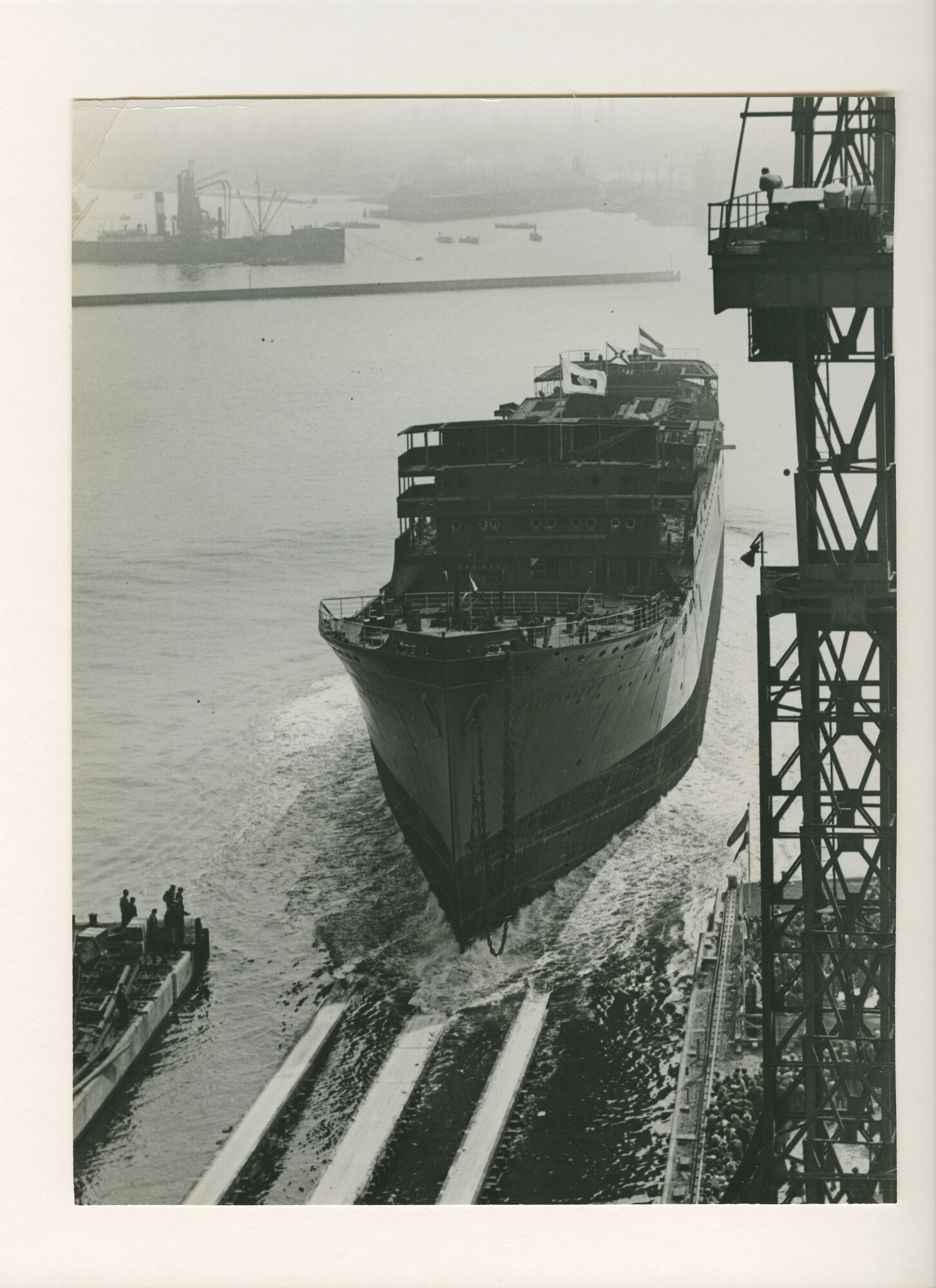 S.5444(0873)5; Foto van de tewaterlating van het vrachtschip ms. Tajandoen; foto